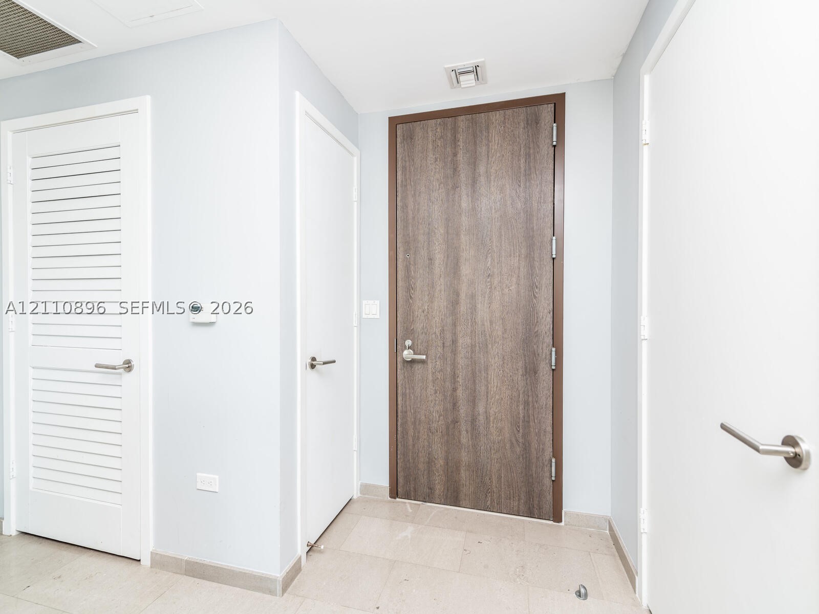 68 SE 6th St #1906, Miami FL 33131