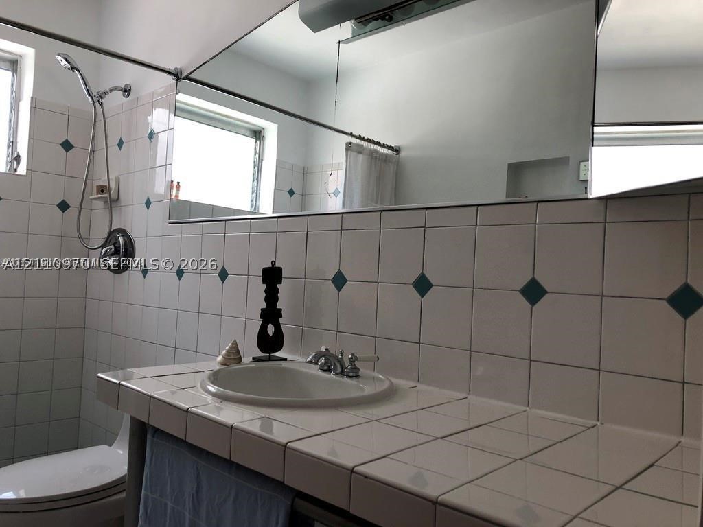 2858 Pine Tree Dr #8, Miami Beach FL 33140
