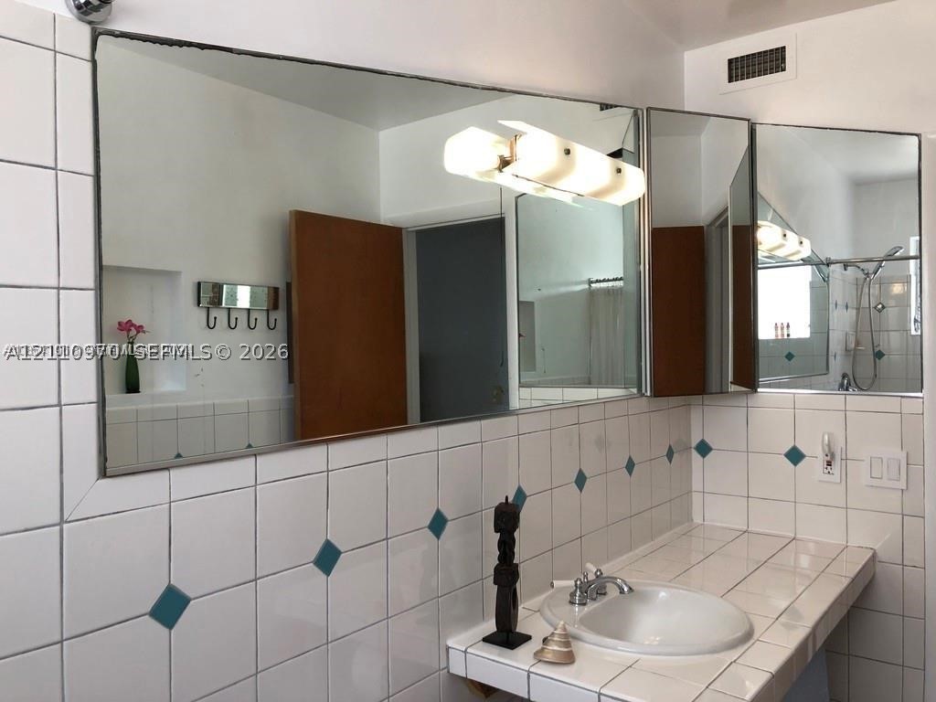 2858 Pine Tree Dr #8, Miami Beach FL 33140