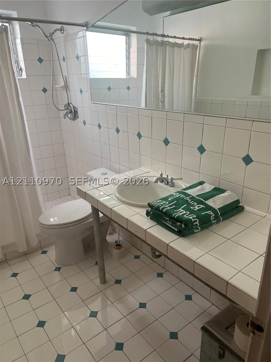 2858 Pine Tree Dr #8, Miami Beach FL 33140