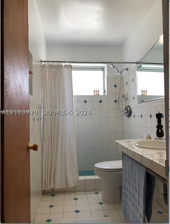 2858 Pine Tree Dr #8, Miami Beach FL 33140