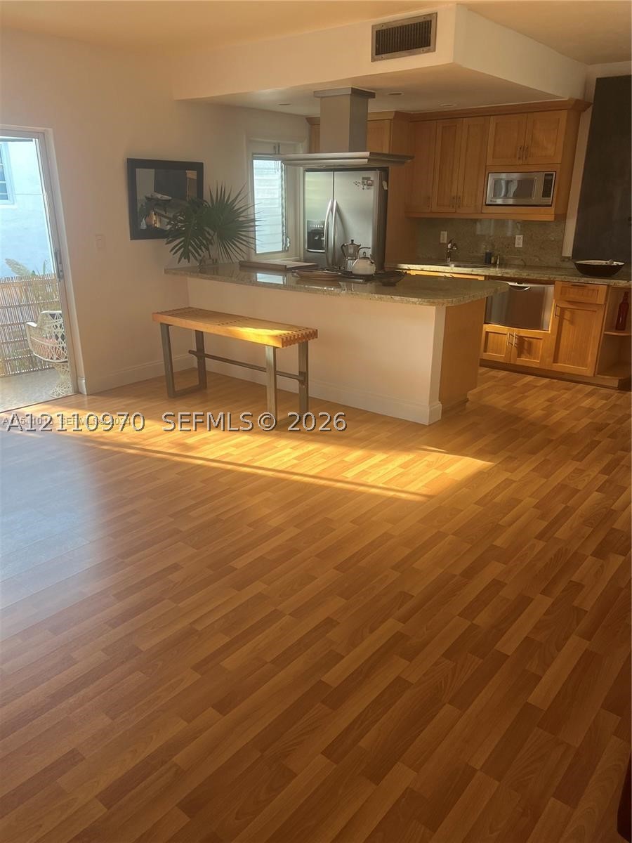 2858 Pine Tree Dr #8, Miami Beach FL 33140