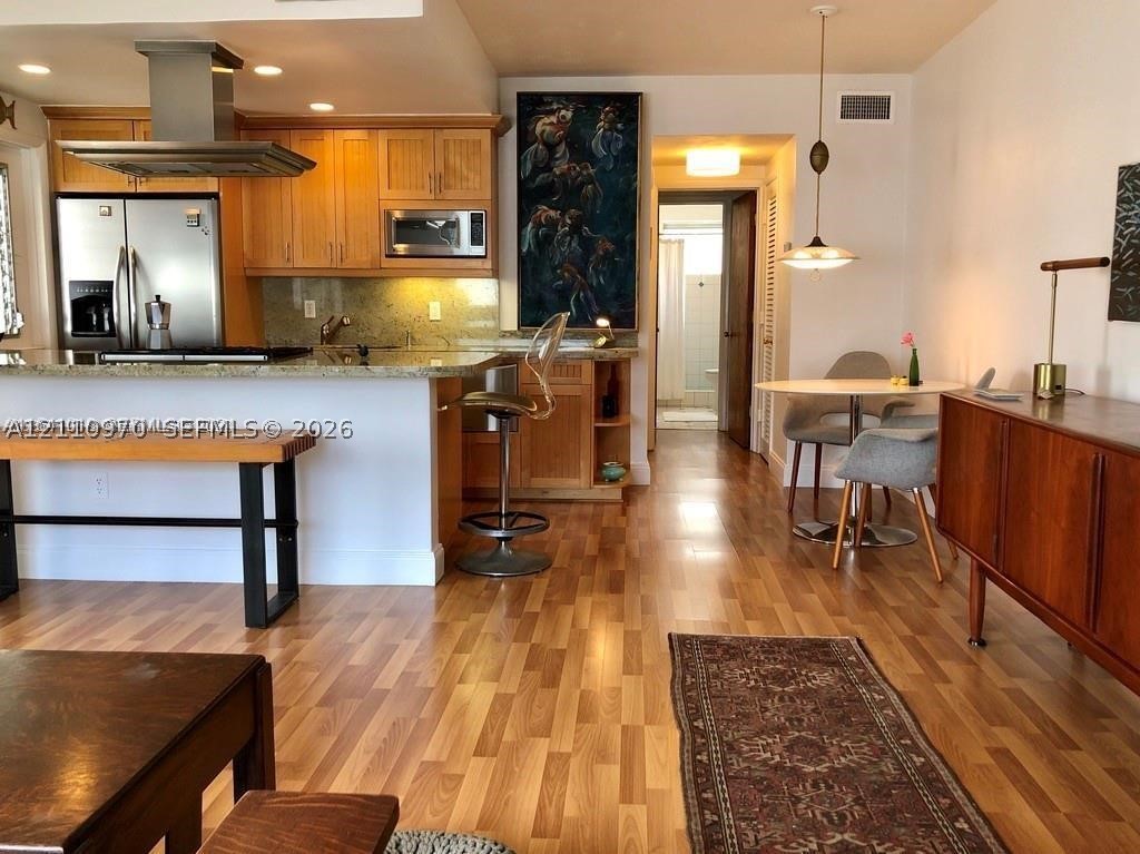 2858 Pine Tree Dr #8, Miami Beach FL 33140