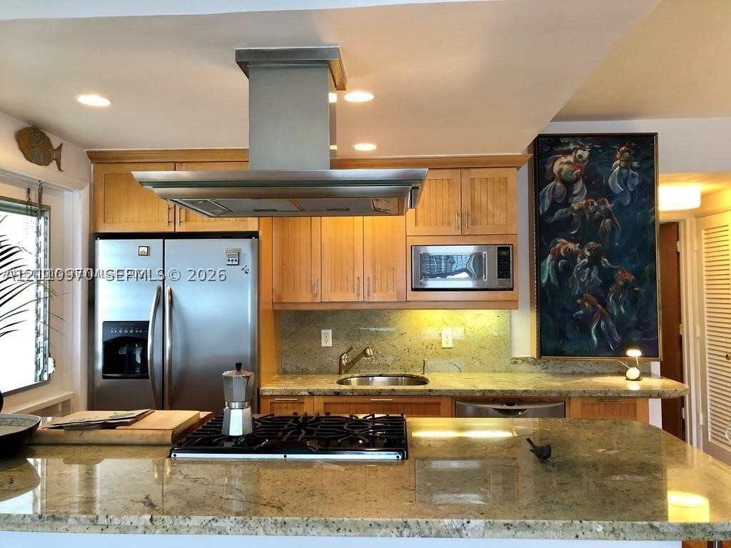 2858 Pine Tree Dr #8, Miami Beach FL 33140