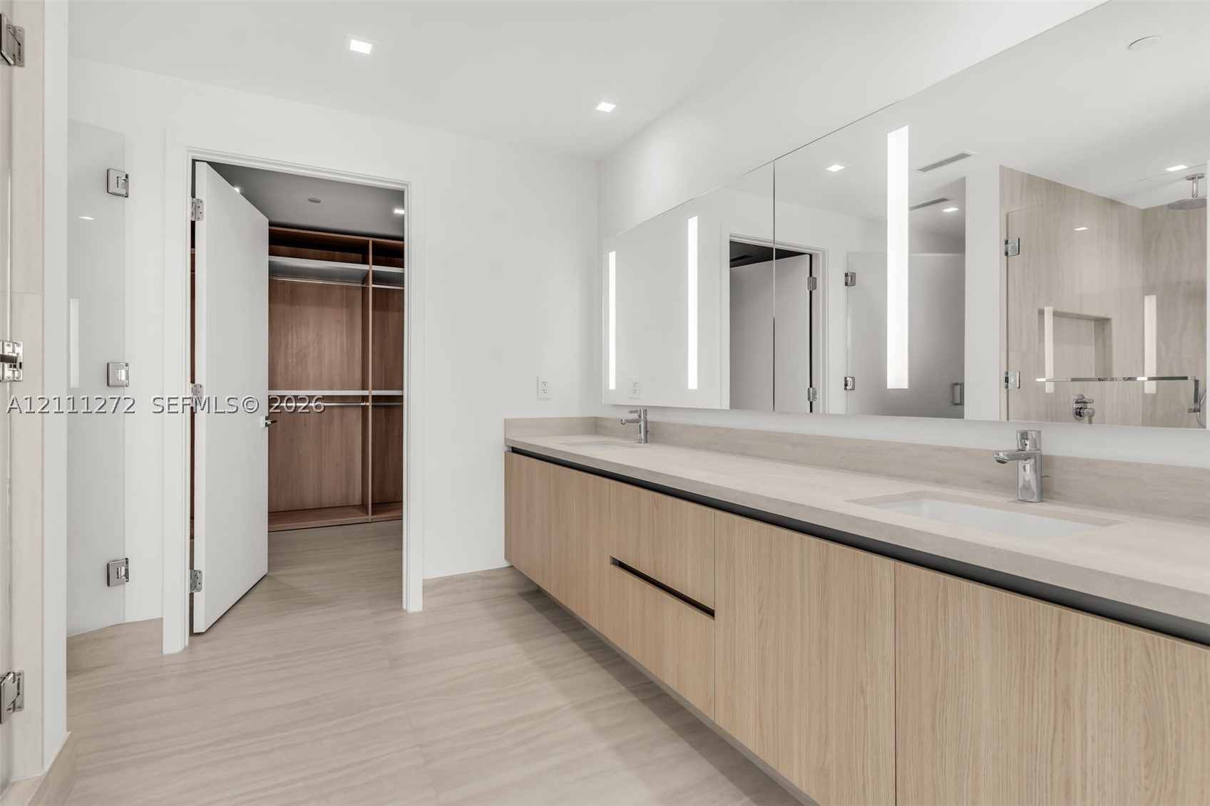 2411 Laguna Circle #905, North Miami Beach FL 33181