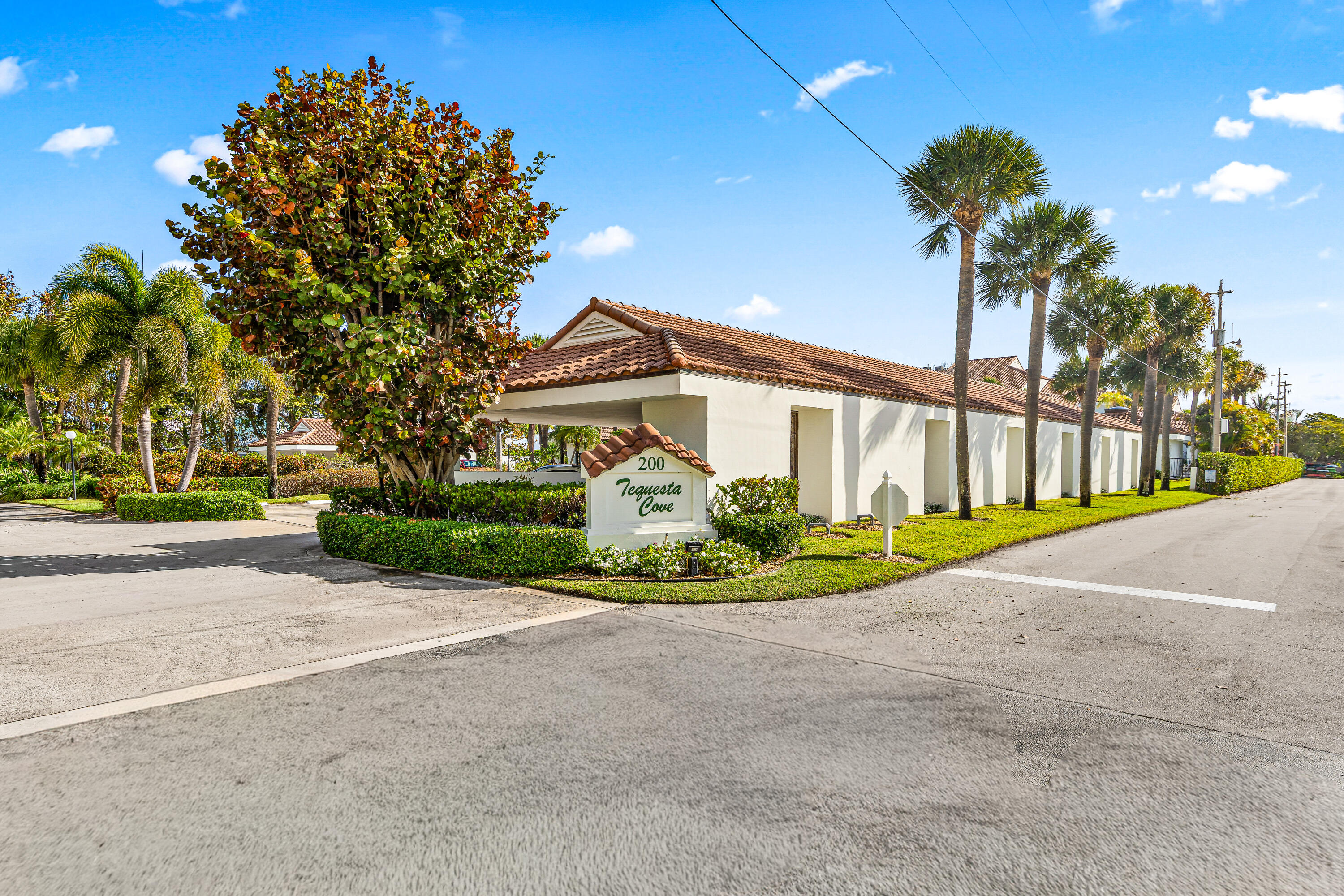 200 Waterway #104, Tequesta FL 33469