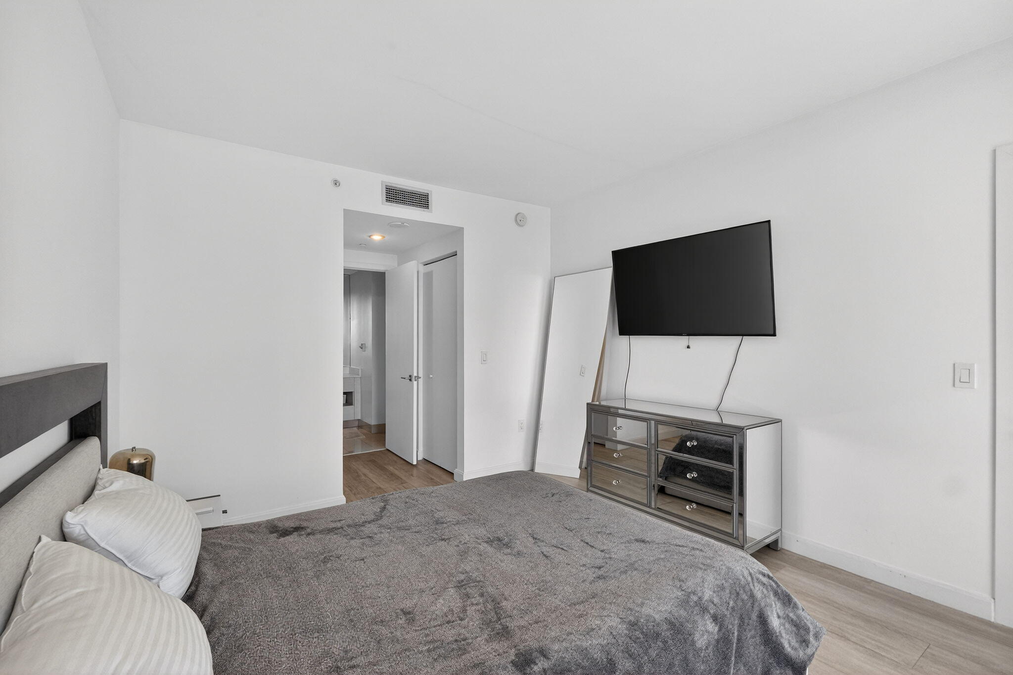 55 SW 9th #3704, Miami FL 33130