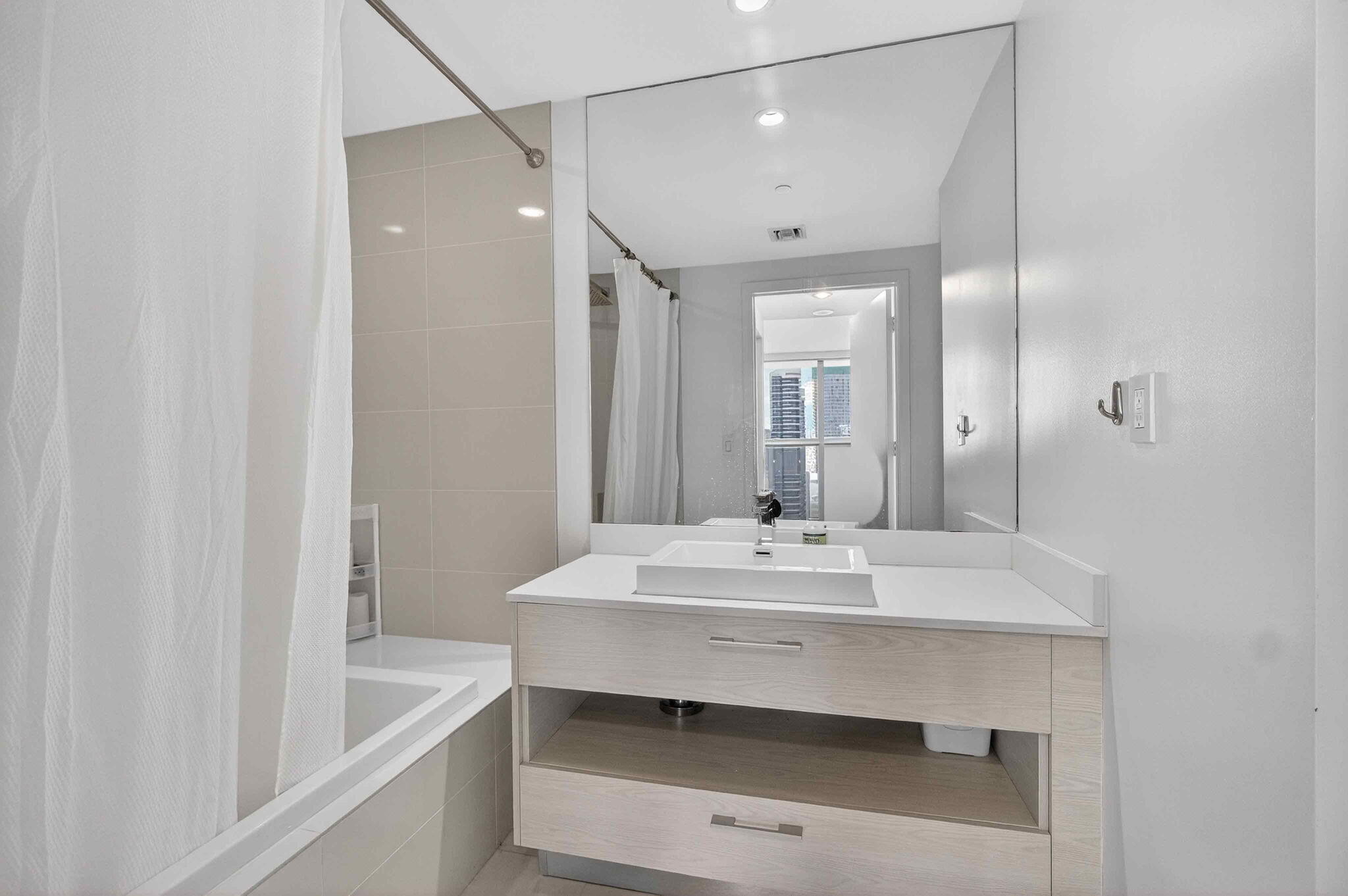 55 SW 9th #3704, Miami FL 33130
