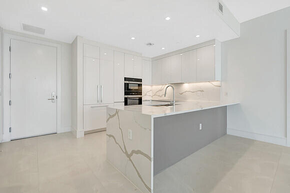 220 Lake Shore Drive #2105, Lake Park FL 33403