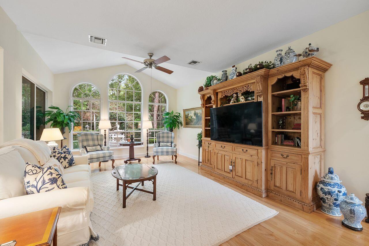 152 Oakwood, Palm Beach Gardens FL 33410