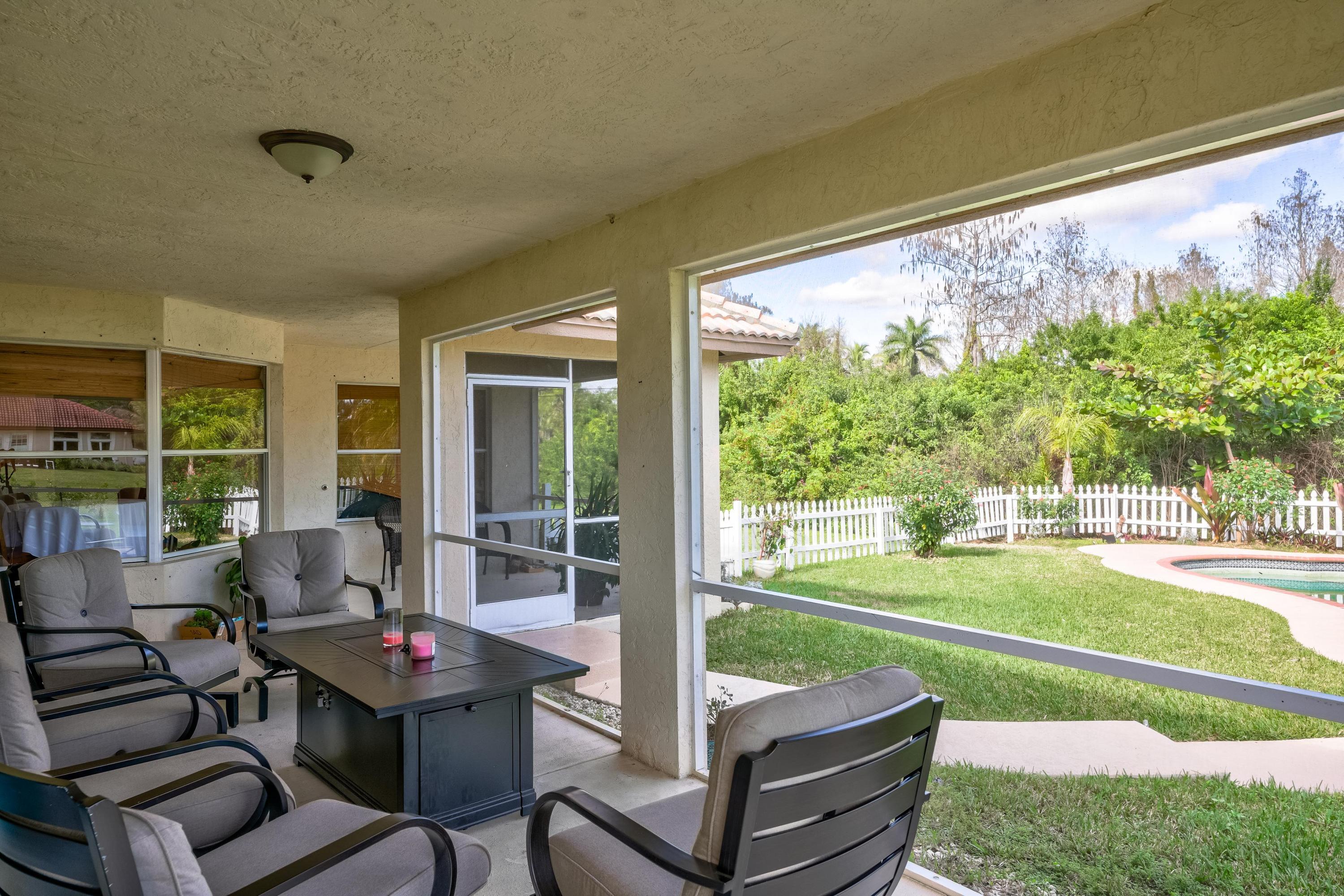 8671 N 155th Pl, Palm Beach Gardens FL 33418