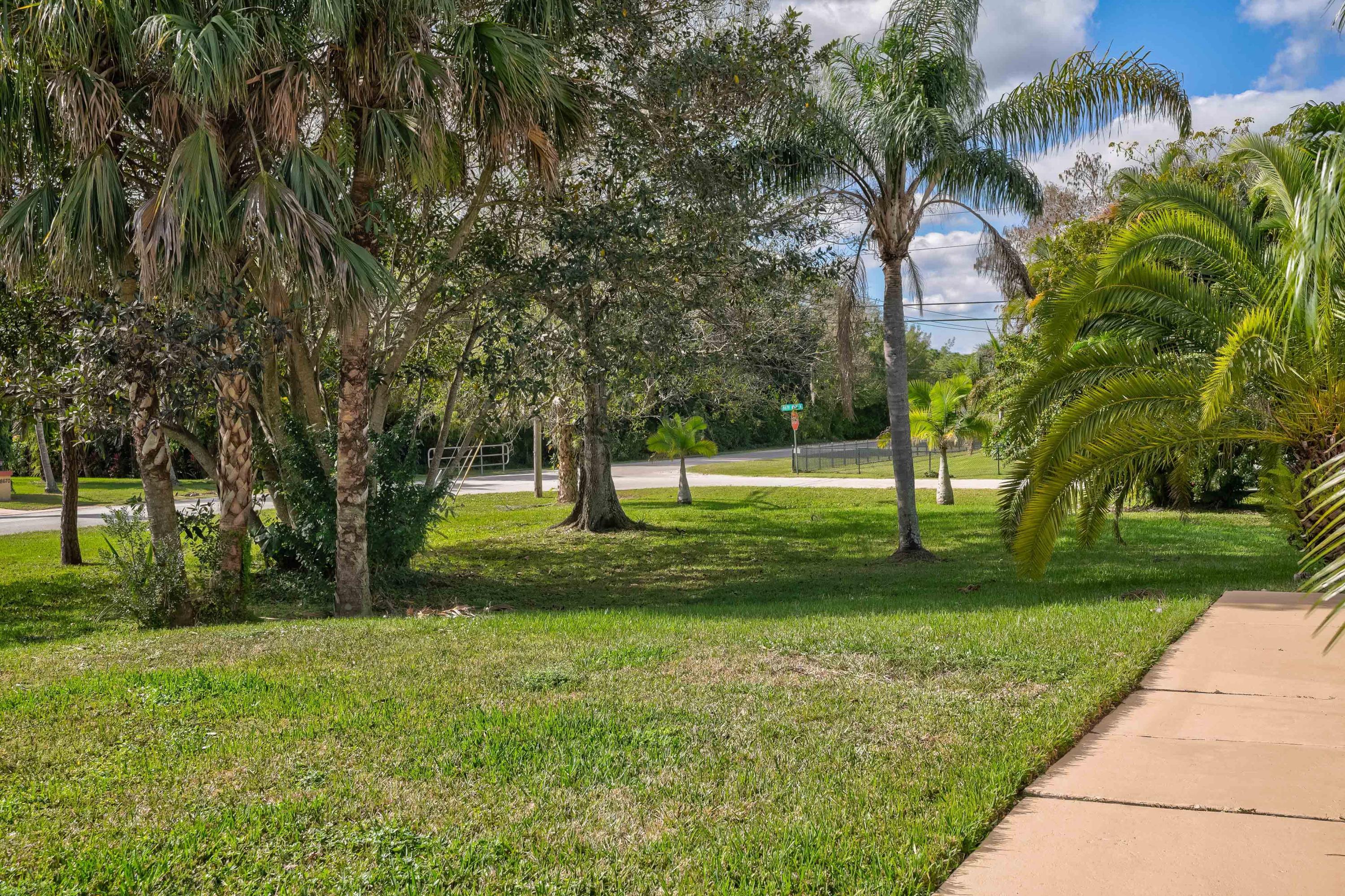 8671 N 155th Pl, Palm Beach Gardens FL 33418