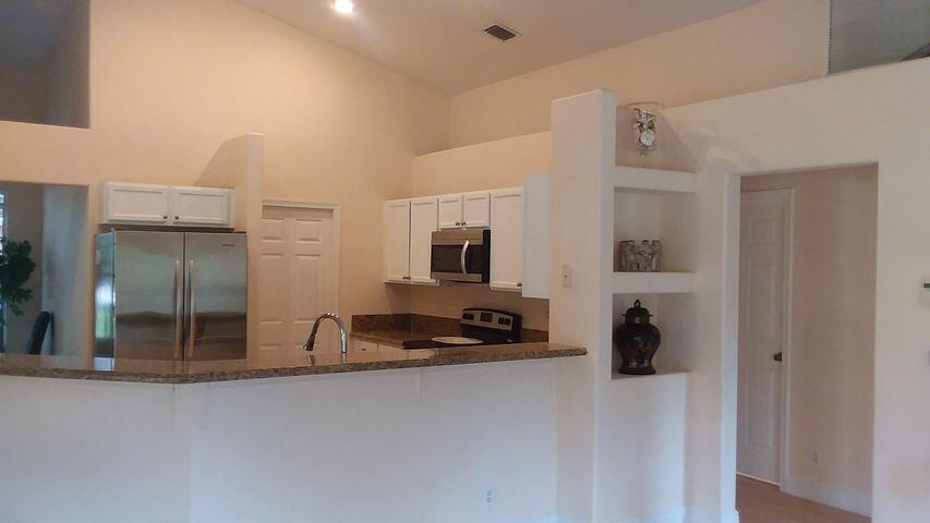 8671 N 155th Pl, Palm Beach Gardens FL 33418