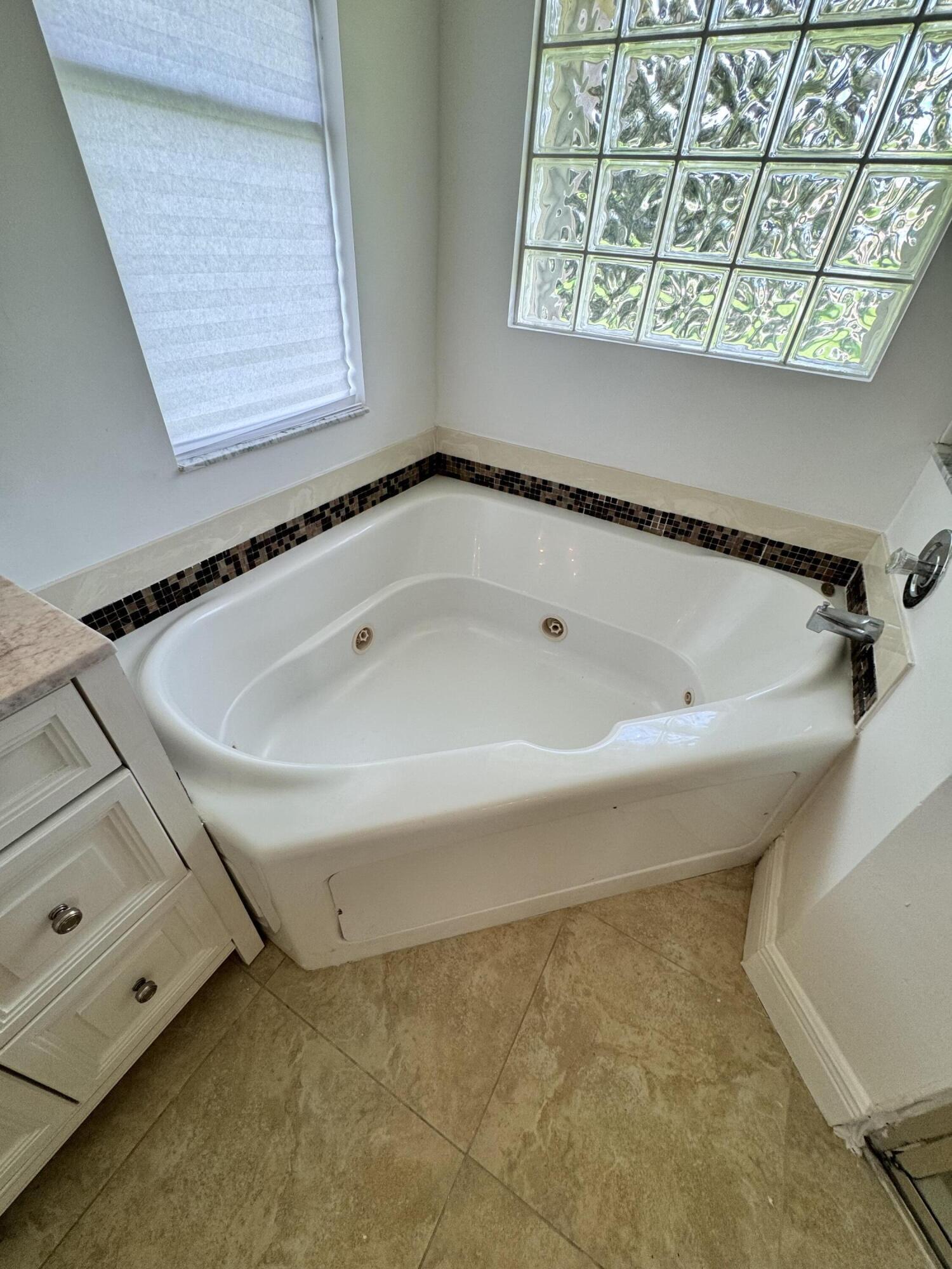 8671 N 155th Pl, Palm Beach Gardens FL 33418
