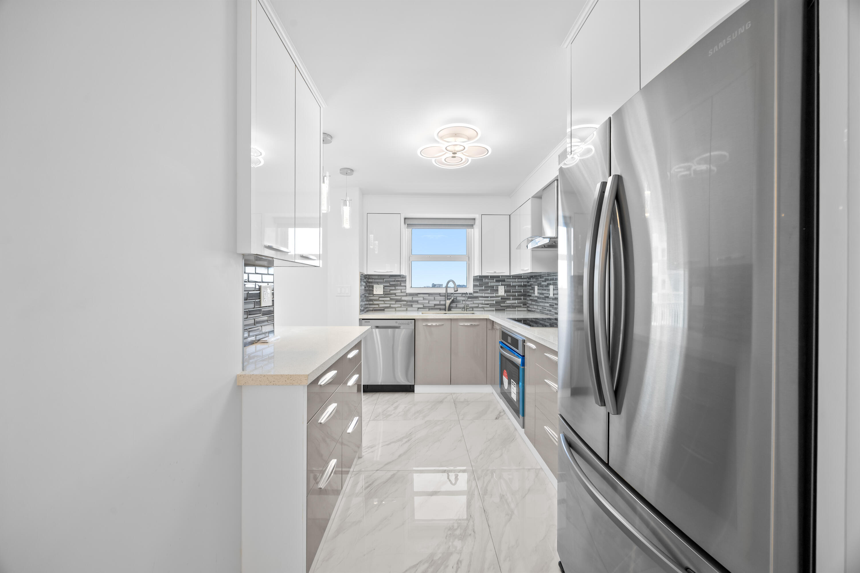 137 Golden Isles #914, Hallandale Beach FL 33009