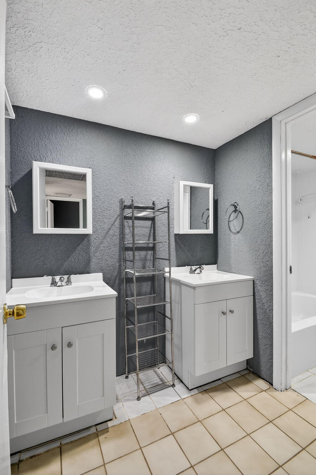 320 Woodland, Palm Springs FL 33461