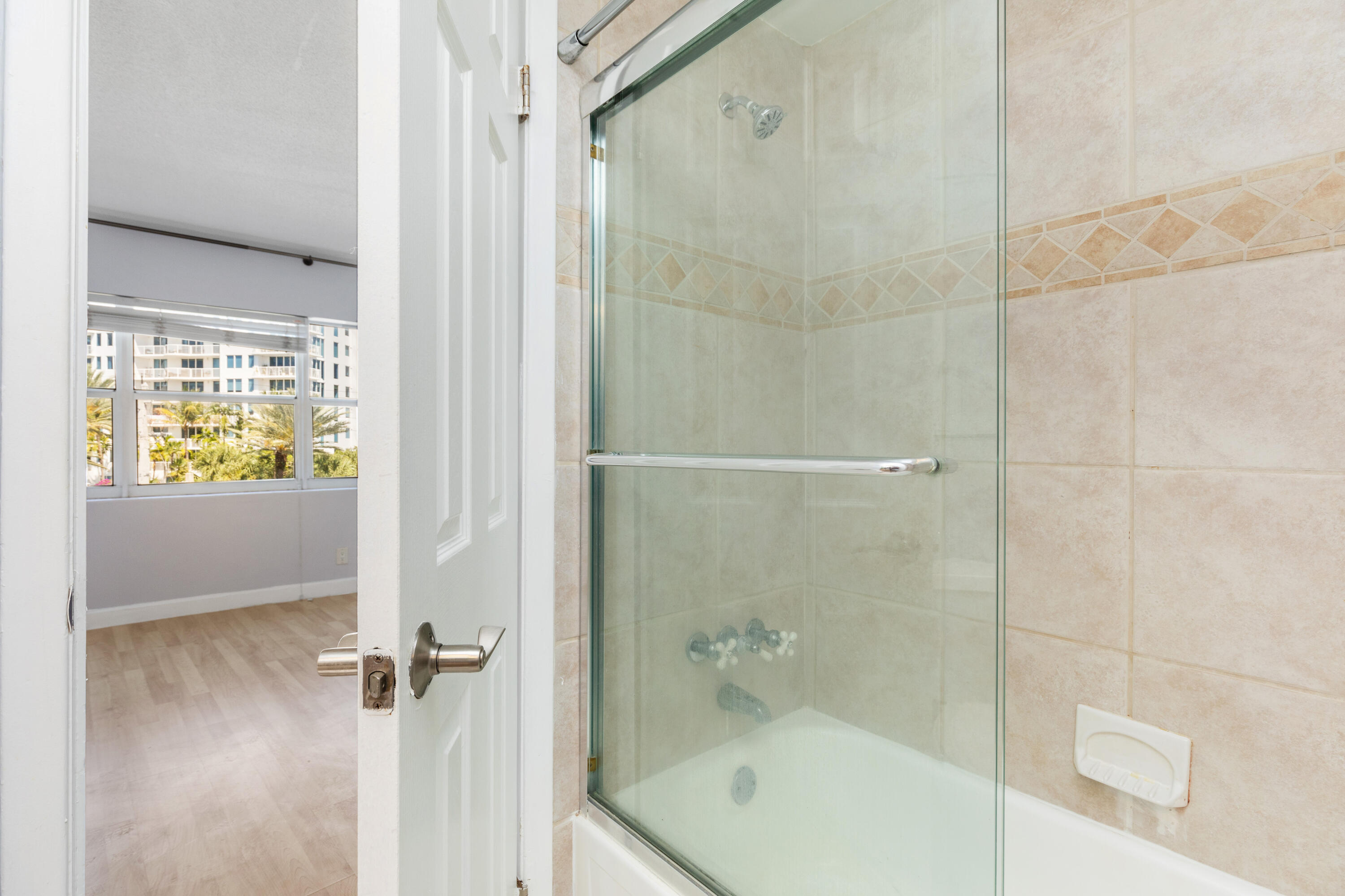 3250 NE 28th #404, Fort Lauderdale FL 33308
