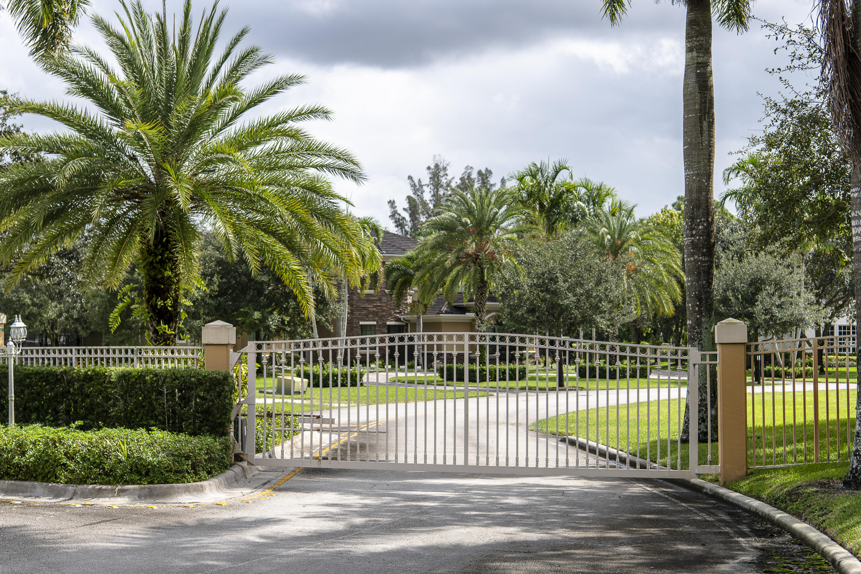 9900 Winding Rdg, Davie FL 33324