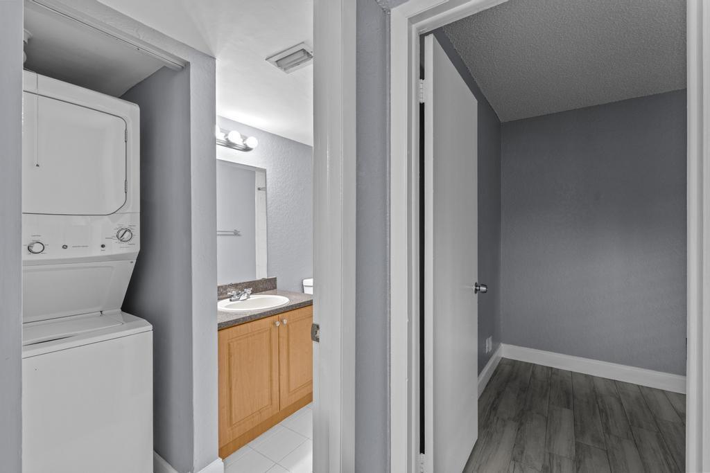 120 Sparrow #205, Royal Palm Beach FL 33411