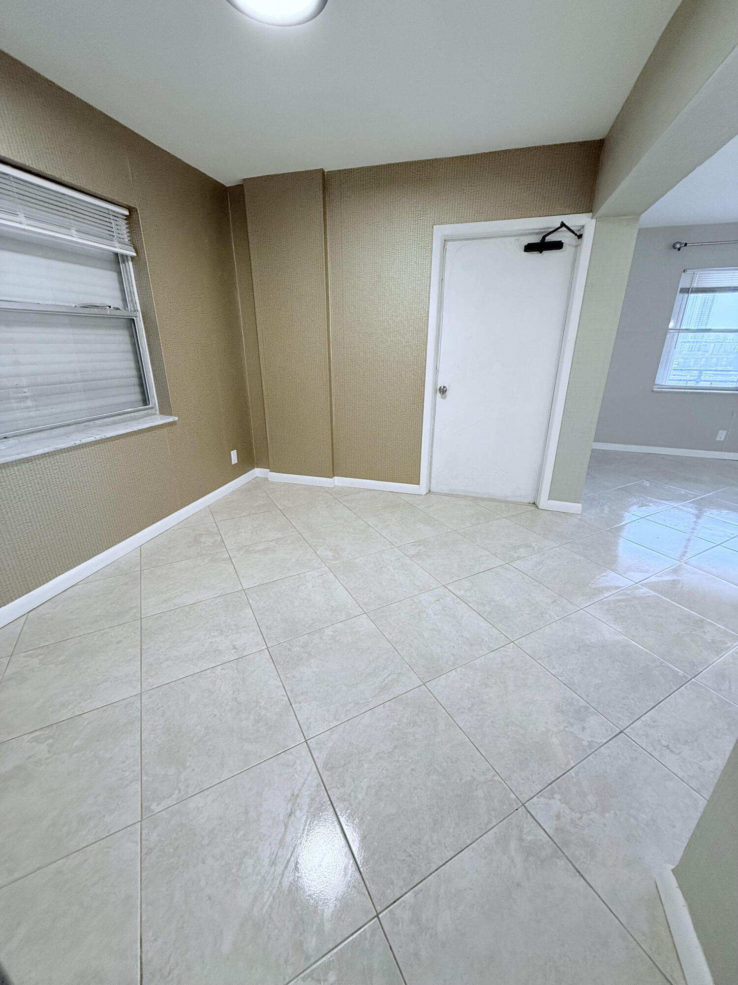 401 Golden Isles #913, Hallandale Beach FL 33009