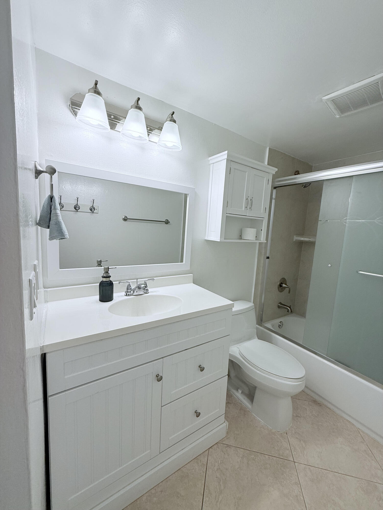 401 Golden Isles #913, Hallandale Beach FL 33009