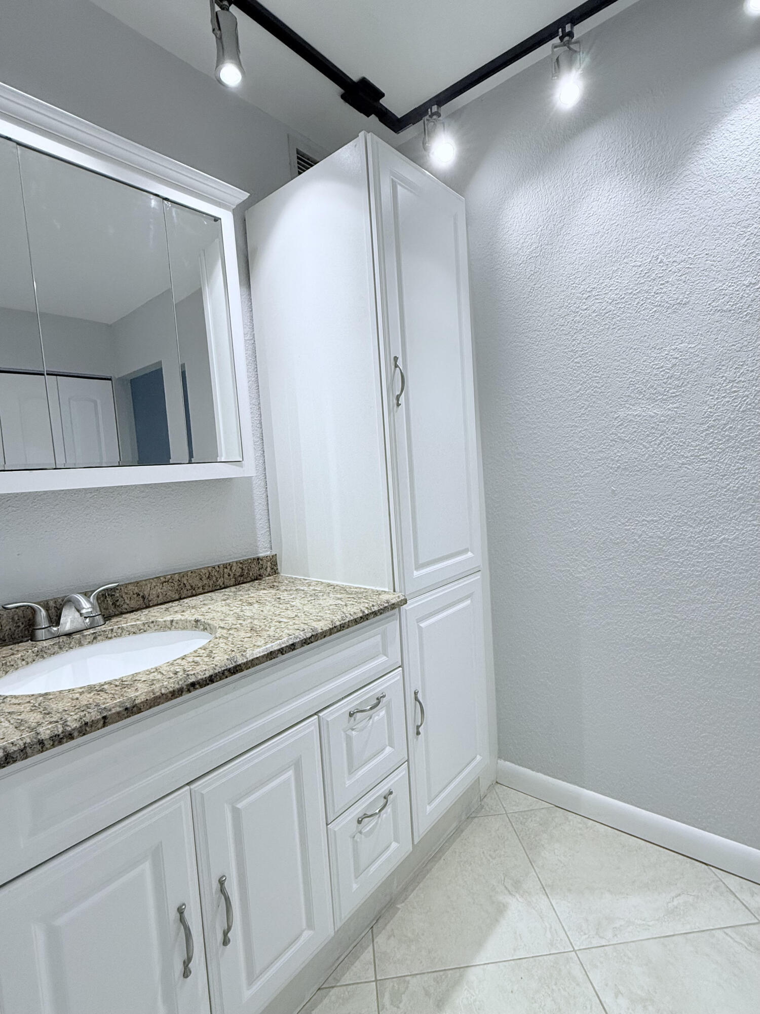 401 Golden Isles #913, Hallandale Beach FL 33009
