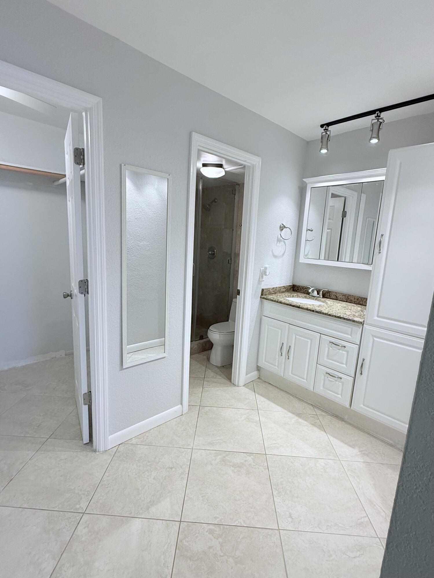401 Golden Isles #913, Hallandale Beach FL 33009