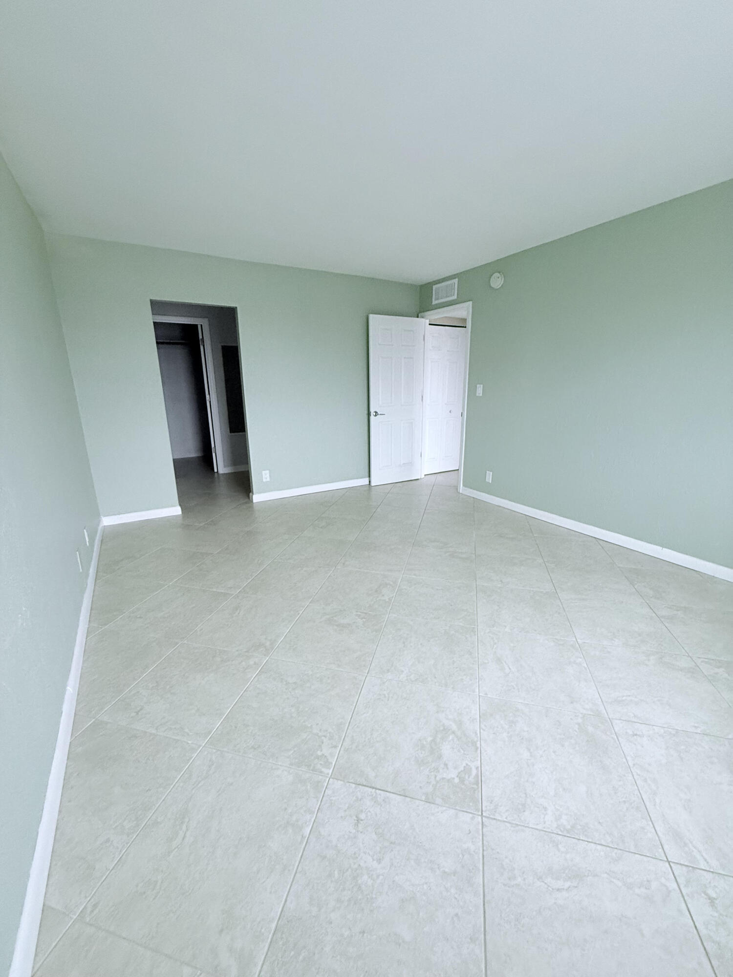 401 Golden Isles #913, Hallandale Beach FL 33009