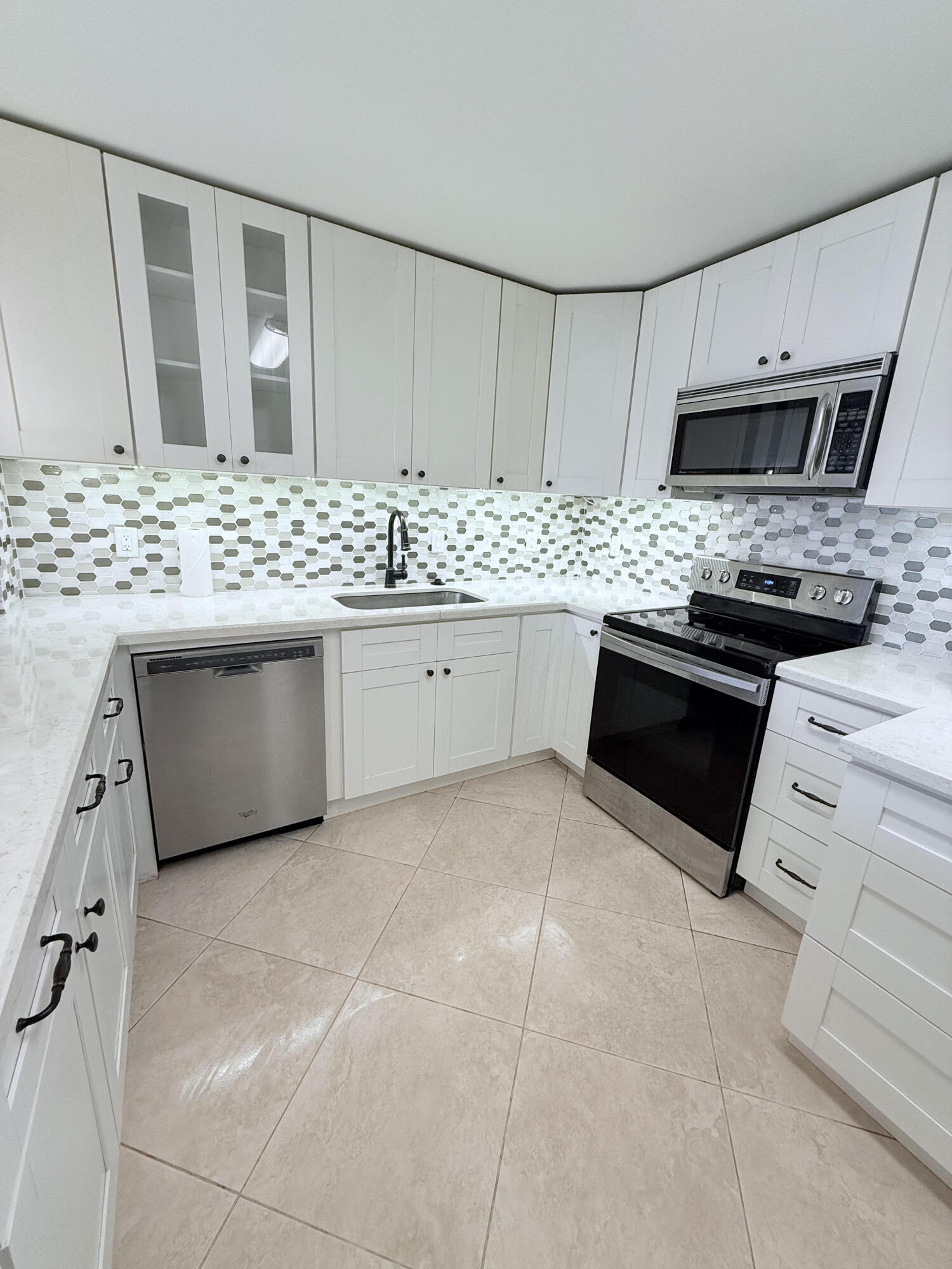 401 Golden Isles #913, Hallandale Beach FL 33009