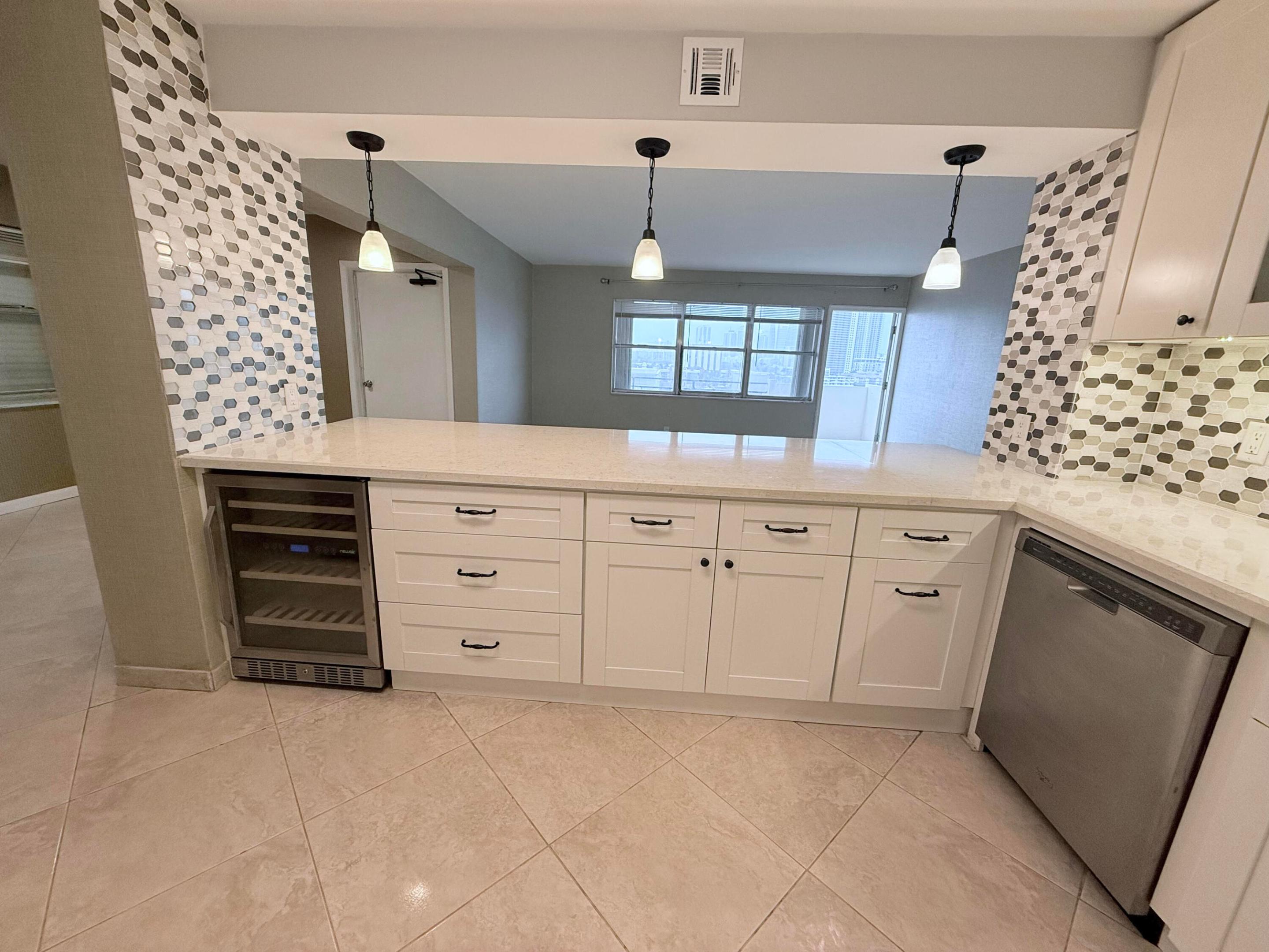401 Golden Isles #913, Hallandale Beach FL 33009