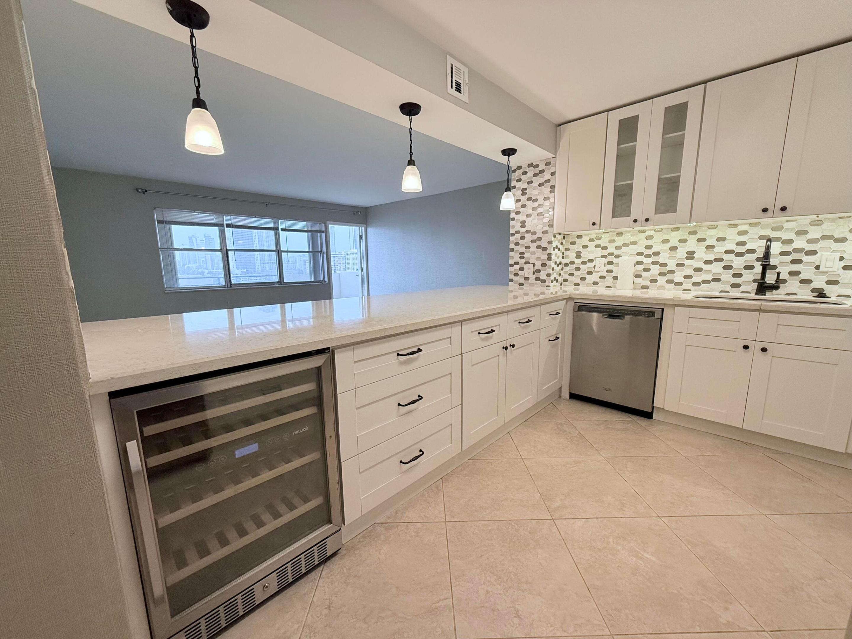 401 Golden Isles #913, Hallandale Beach FL 33009