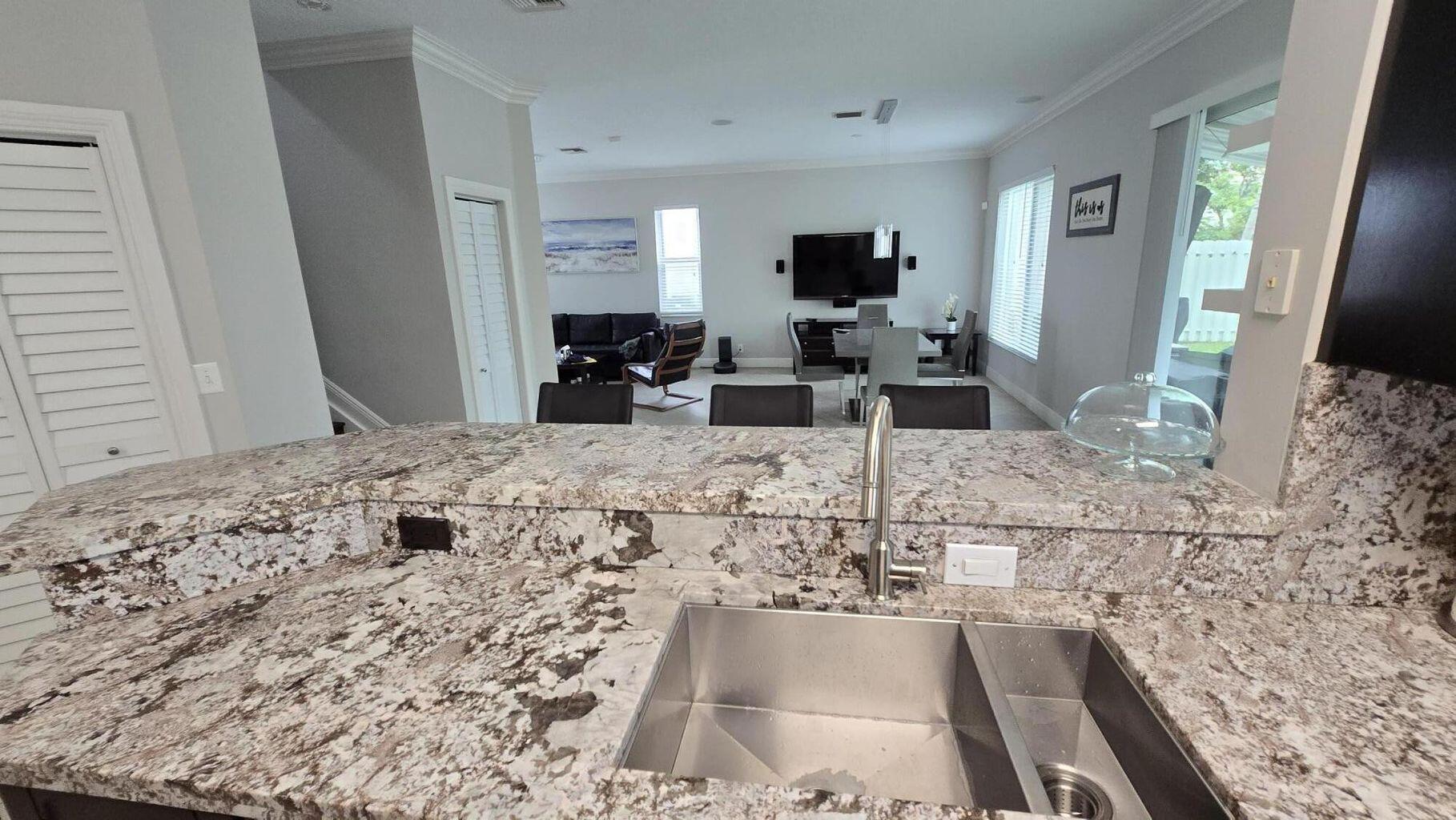 6878 NW 33rd, Margate FL 33063