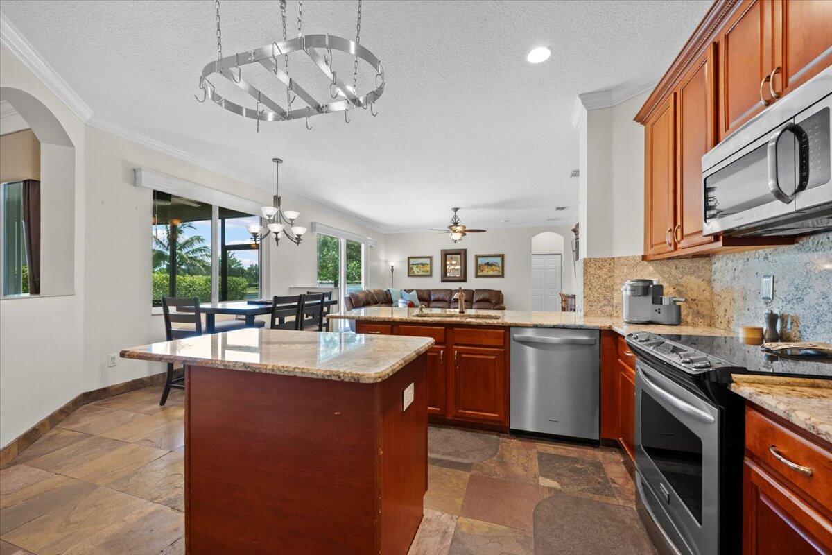 1575 Newhaven Point, West Palm Beach FL 33411