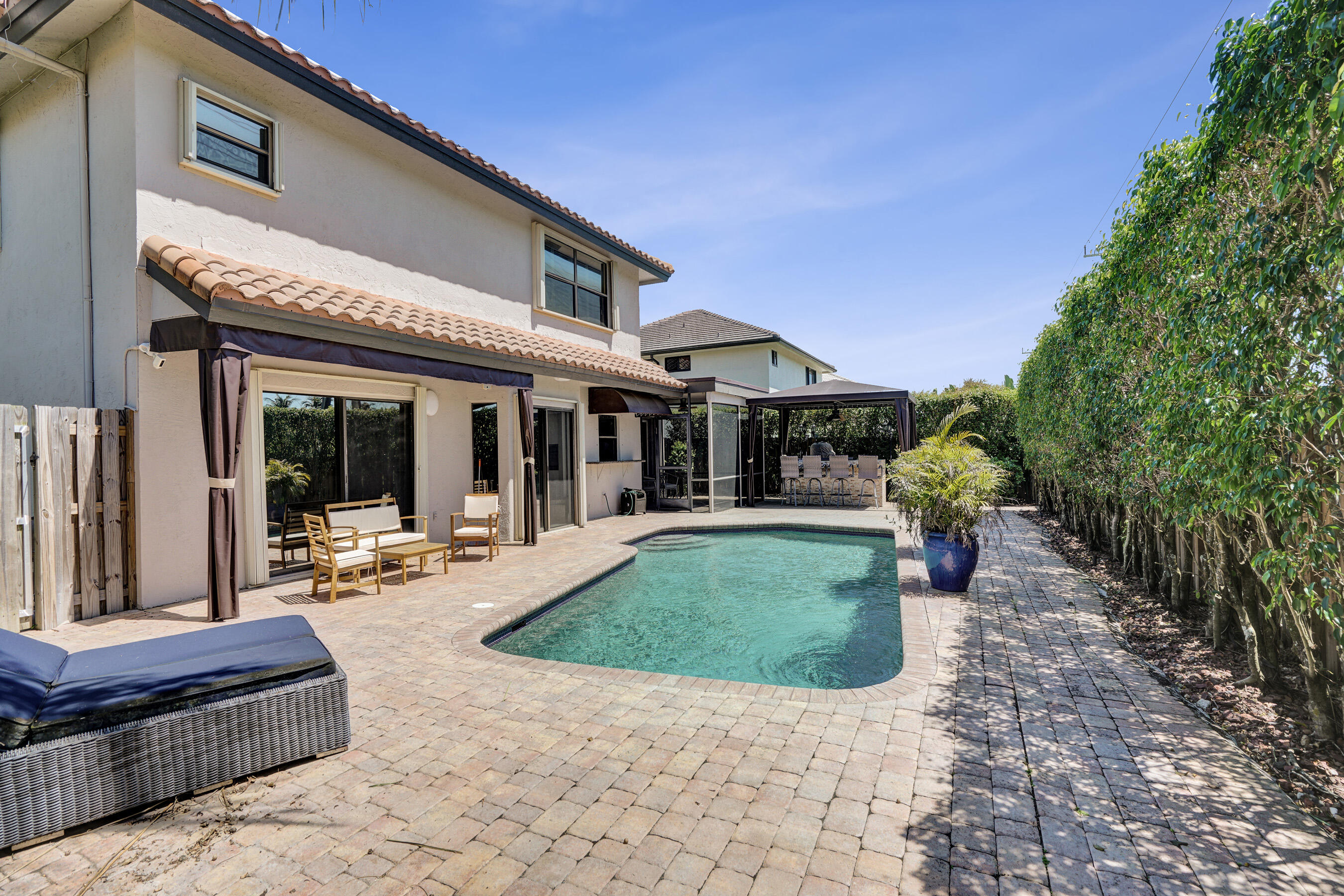 10650 Paris, Cooper City FL 33026