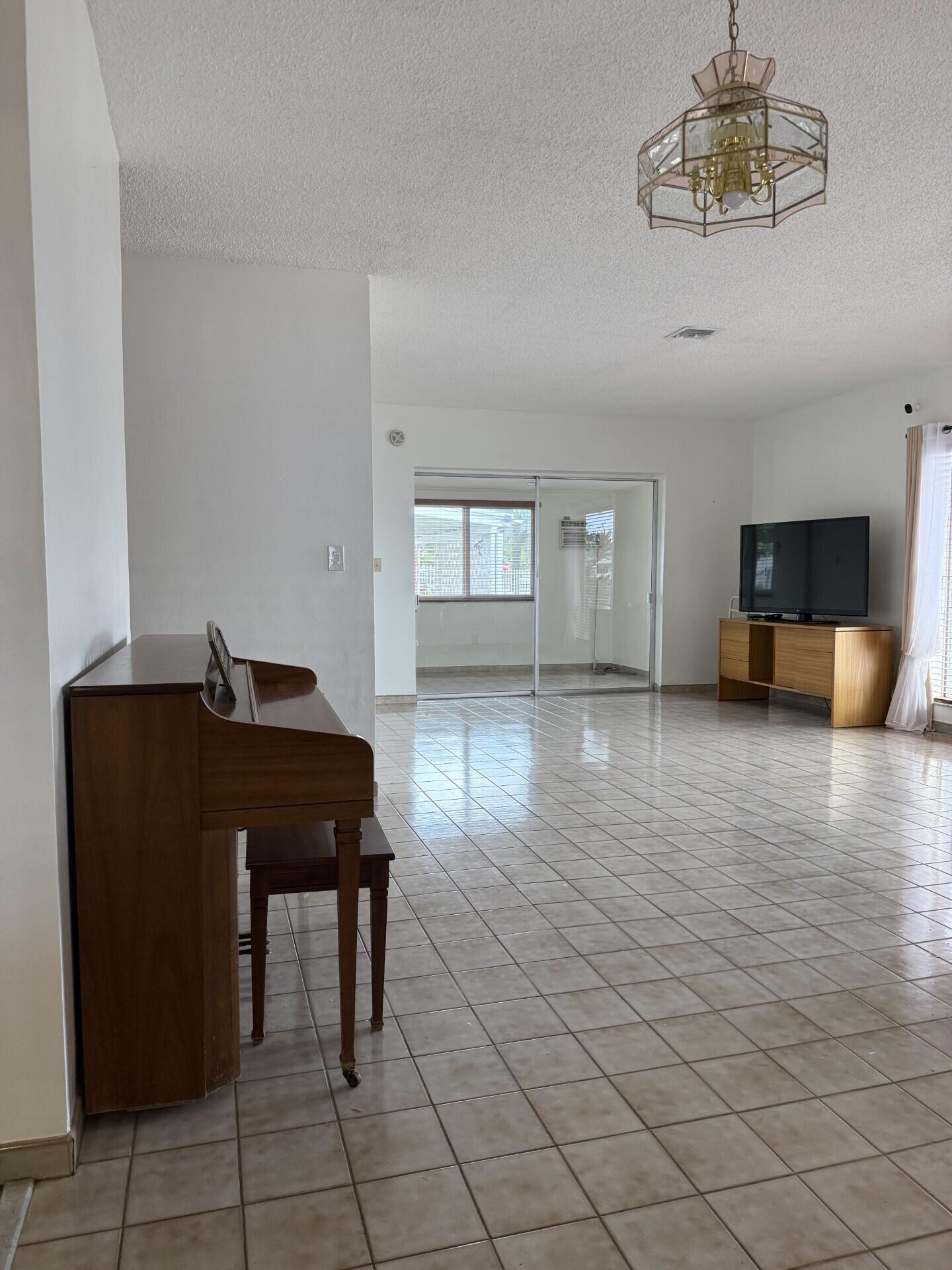 957 W 67th, Hialeah FL 33012