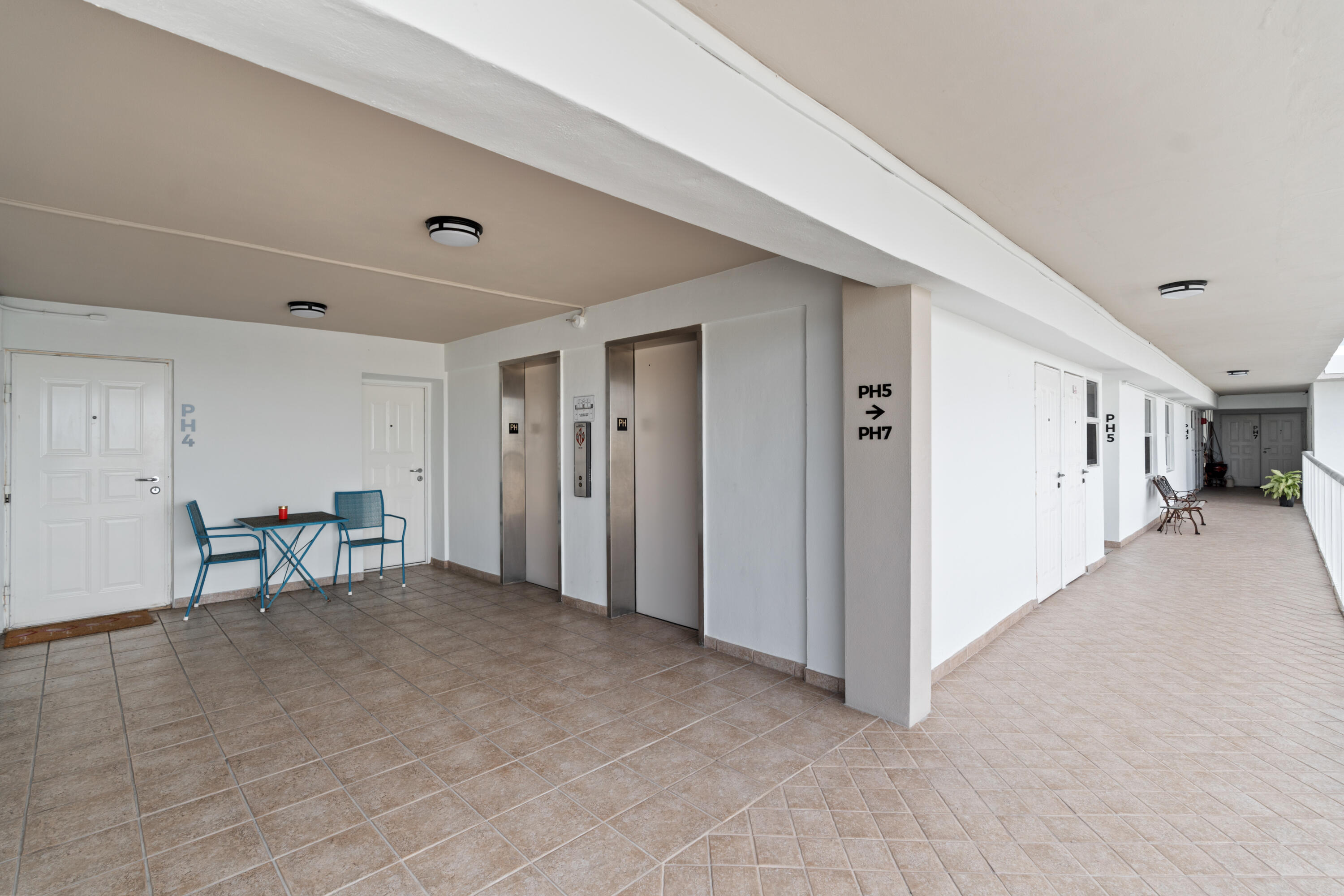 121 Golden Isles #Ph1, Hallandale Beach FL 33009