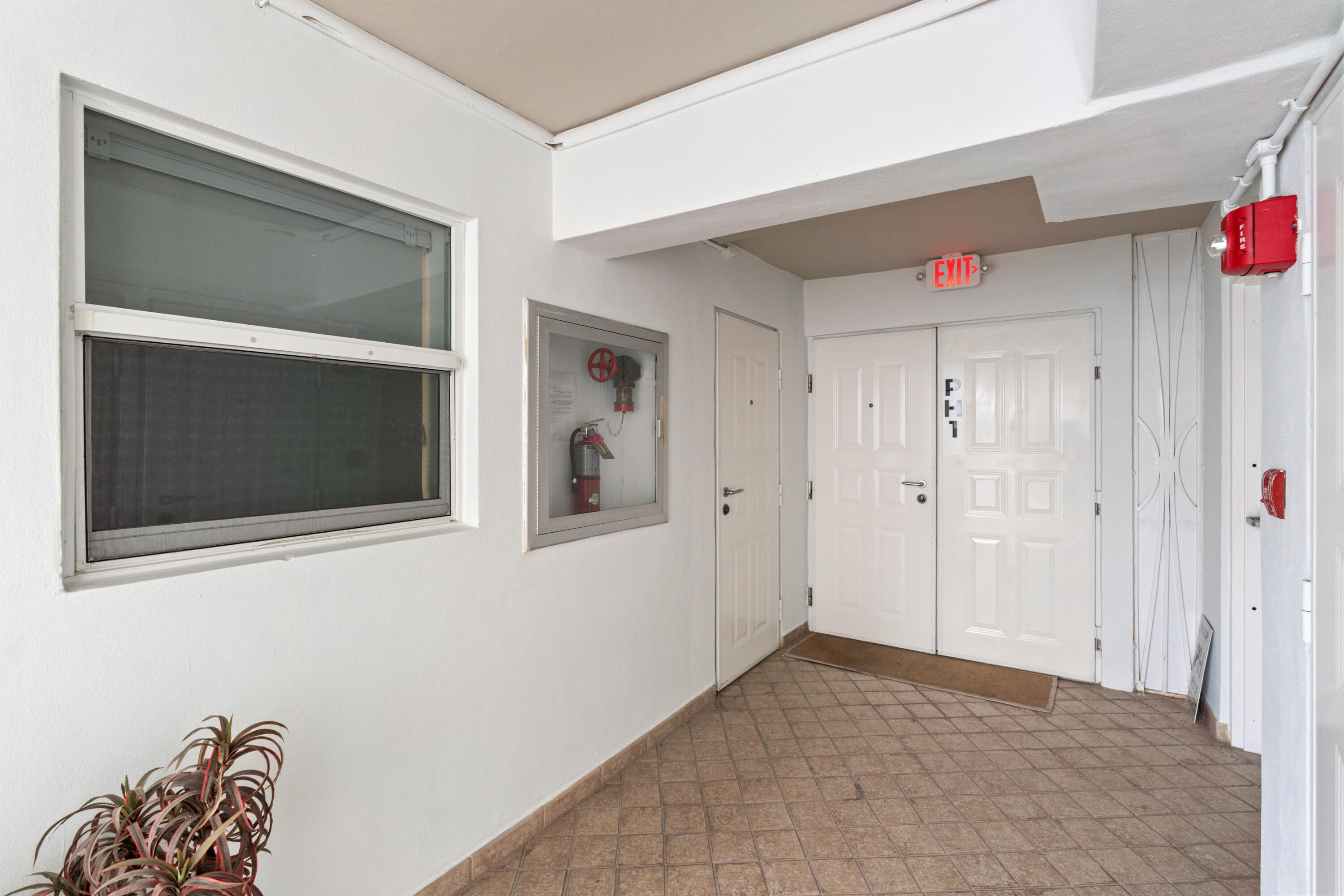 121 Golden Isles #Ph1, Hallandale Beach FL 33009