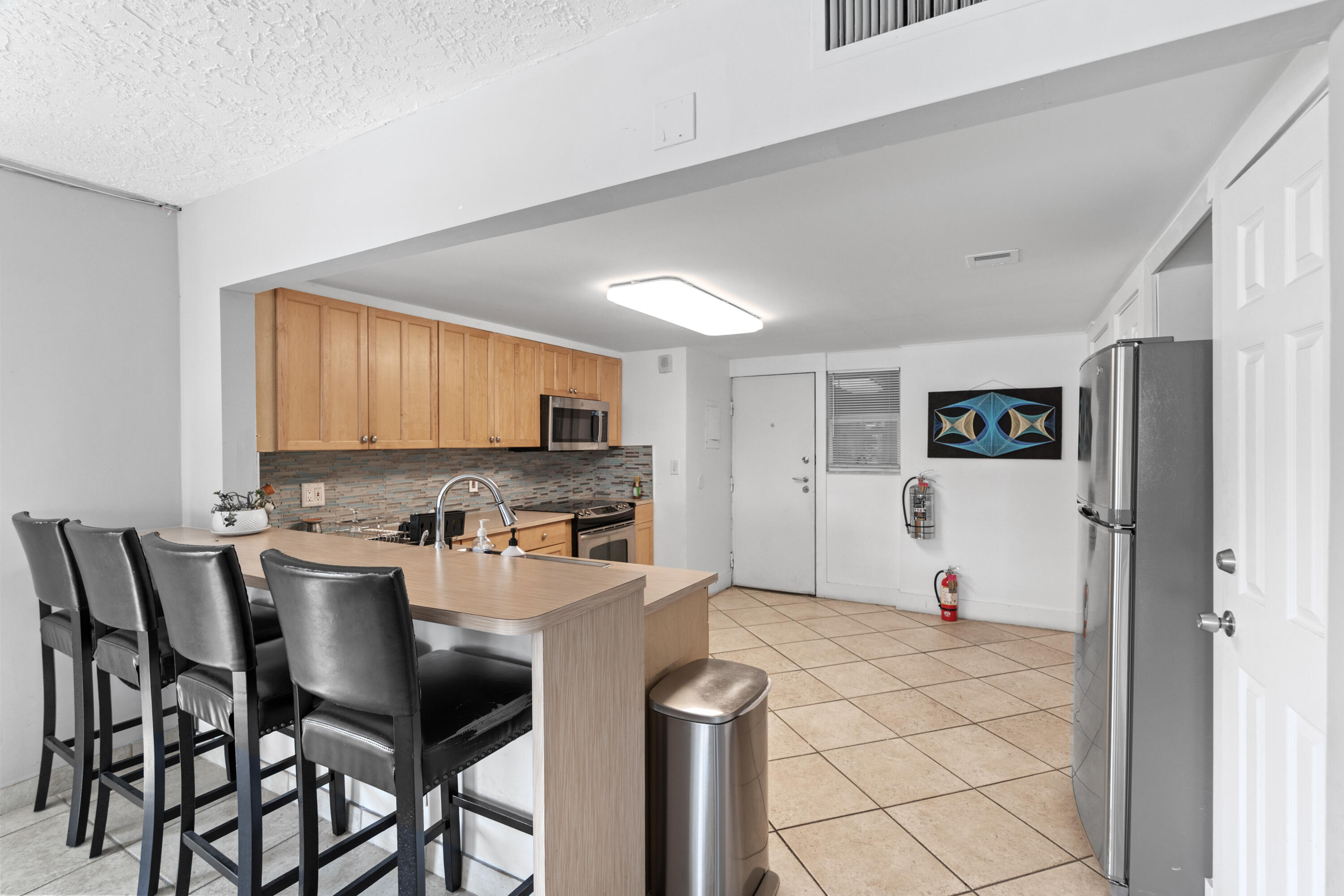 121 Golden Isles #Ph1, Hallandale Beach FL 33009