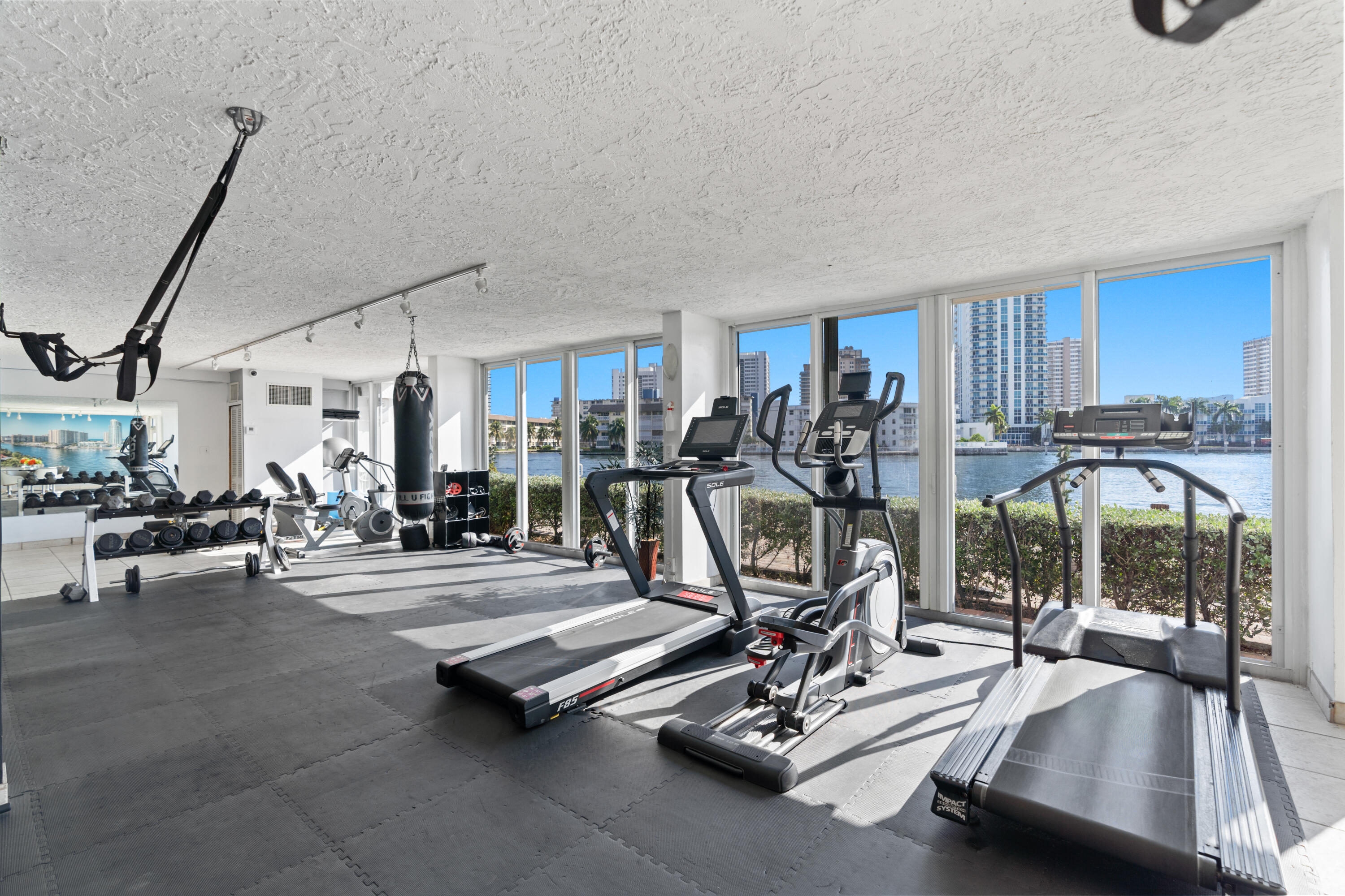 121 Golden Isles #Ph1, Hallandale Beach FL 33009