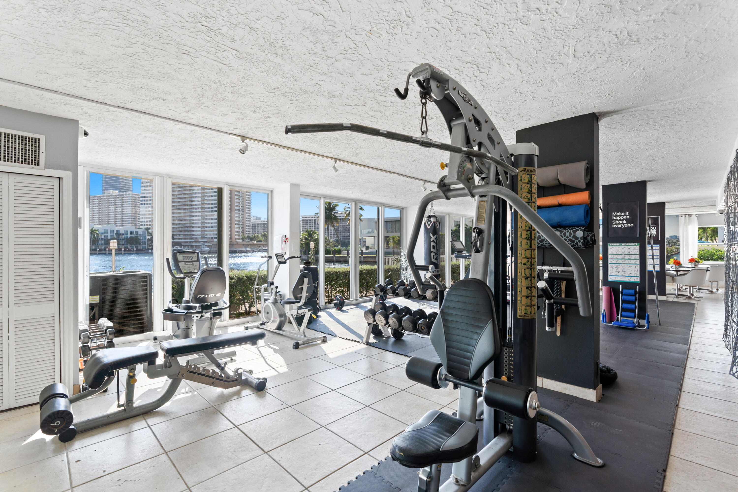 121 Golden Isles #Ph1, Hallandale Beach FL 33009