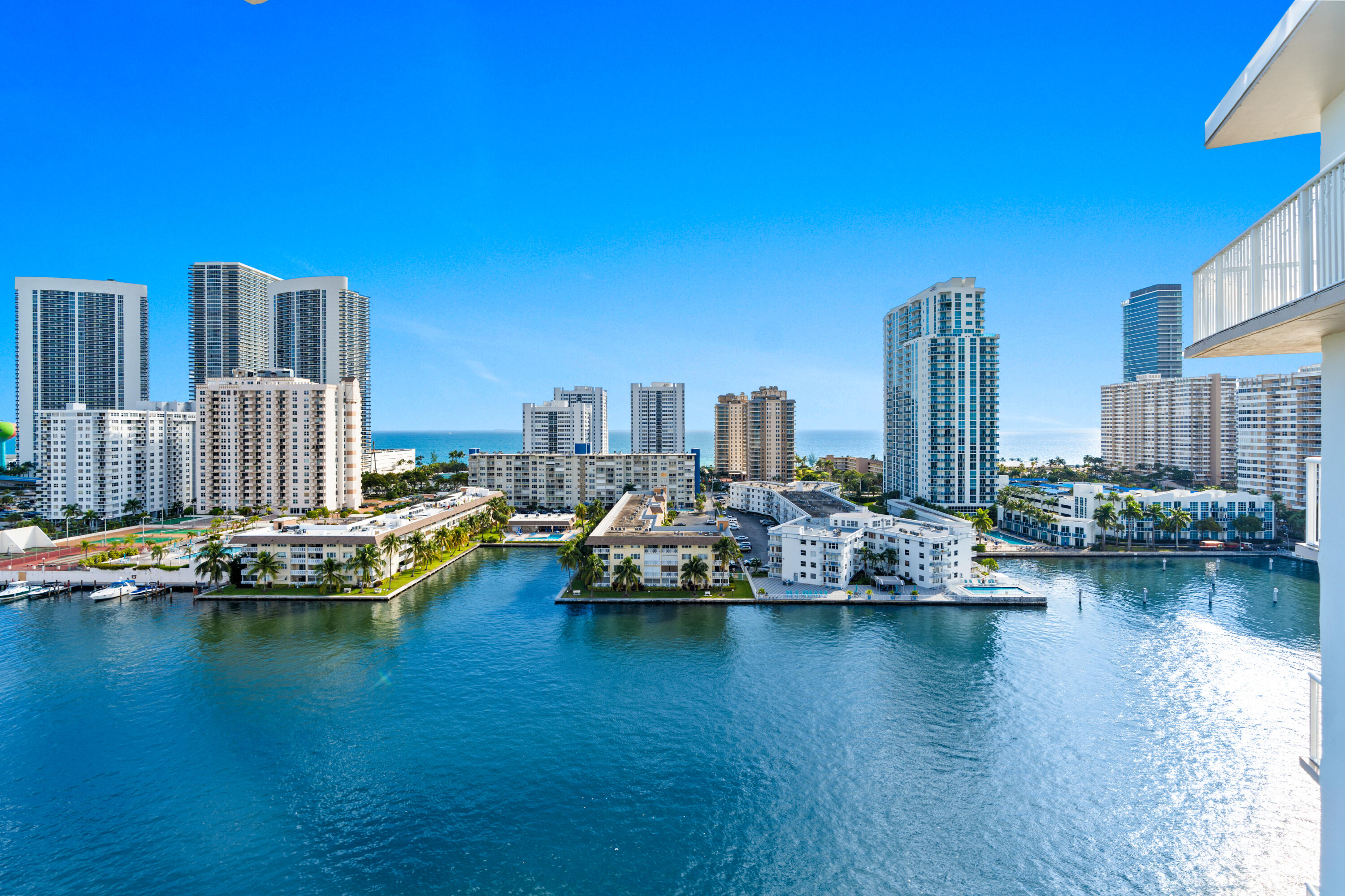121 Golden Isles #Ph1, Hallandale Beach FL 33009