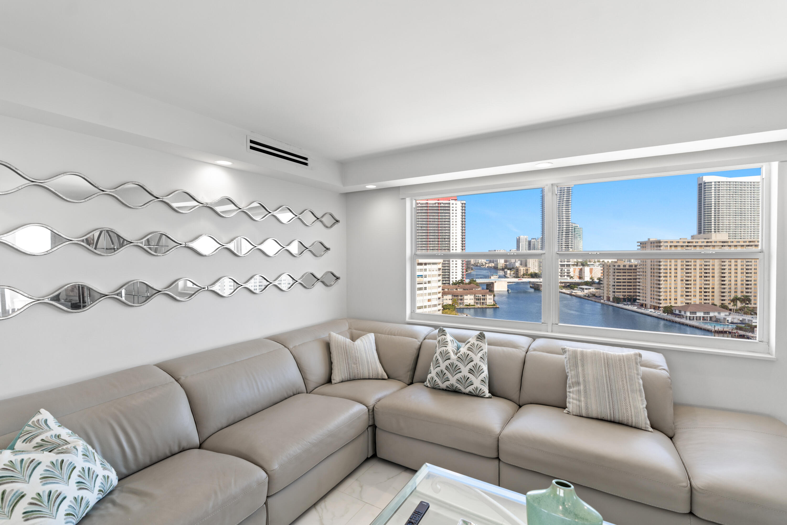 121 Golden Isles #Ph1, Hallandale Beach FL 33009