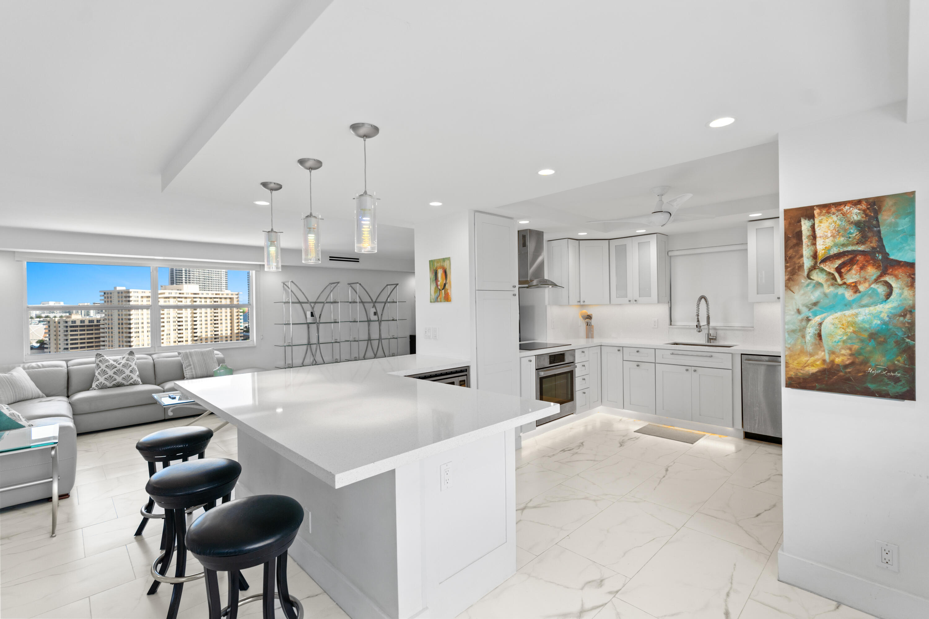 121 Golden Isles #Ph1, Hallandale Beach FL 33009