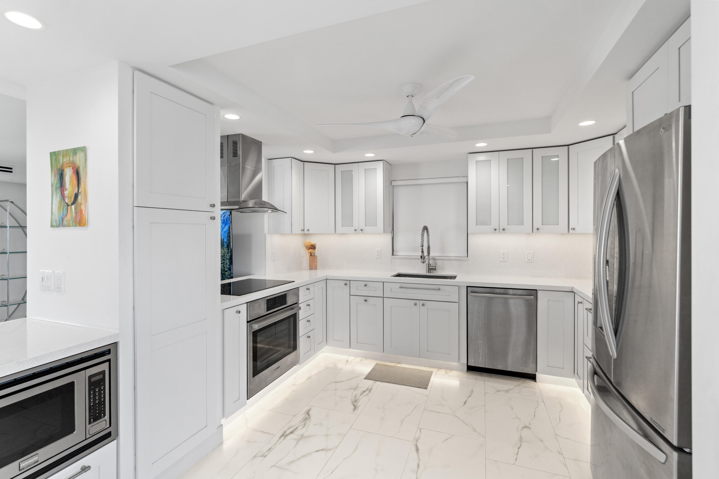 121 Golden Isles #Ph1, Hallandale Beach FL 33009