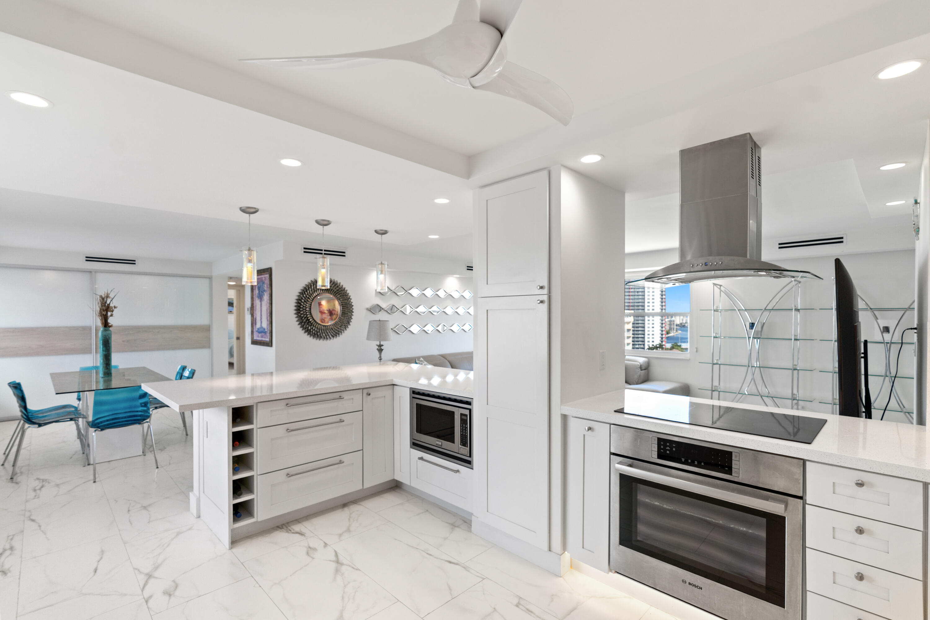 121 Golden Isles #Ph1, Hallandale Beach FL 33009