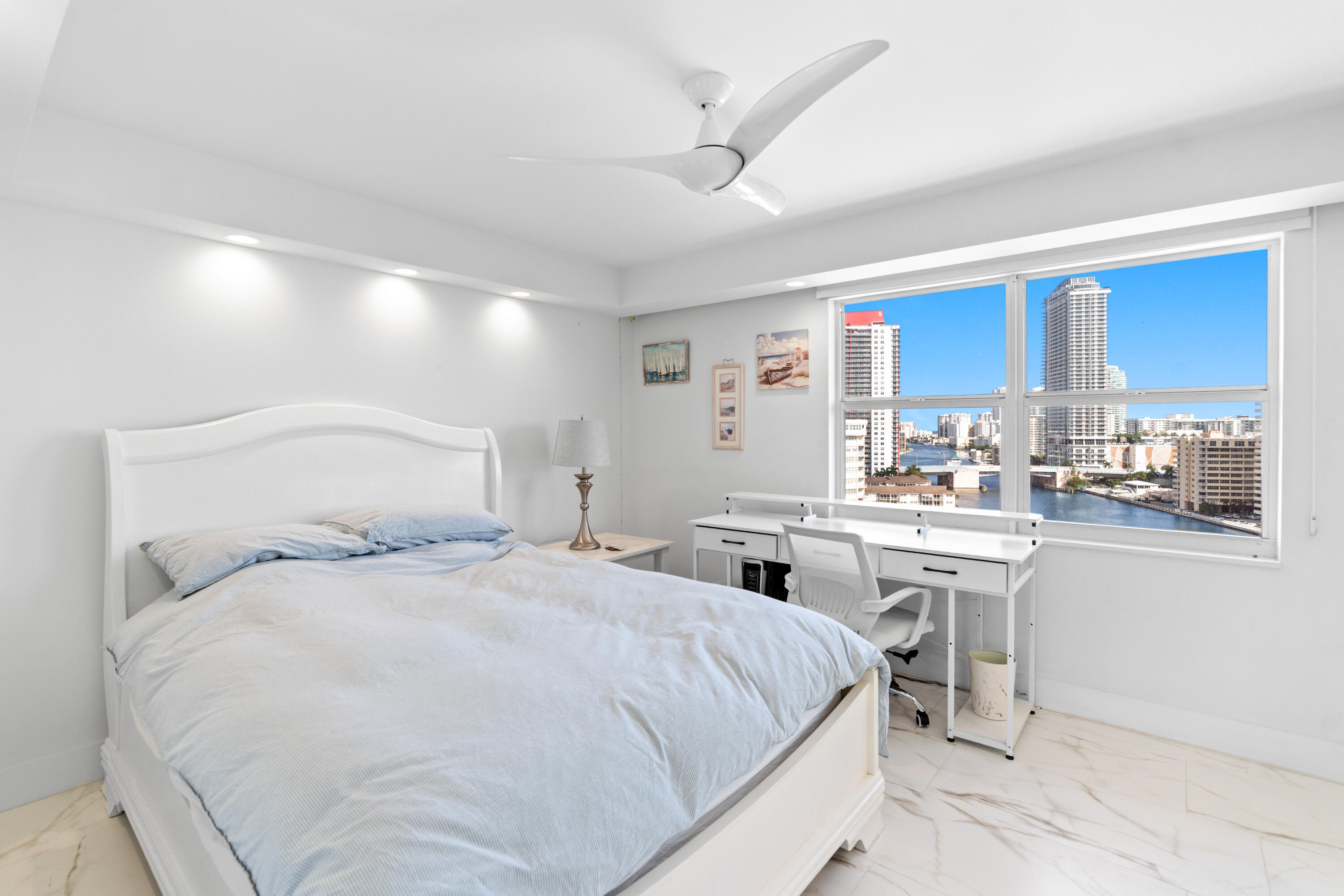 121 Golden Isles #Ph1, Hallandale Beach FL 33009