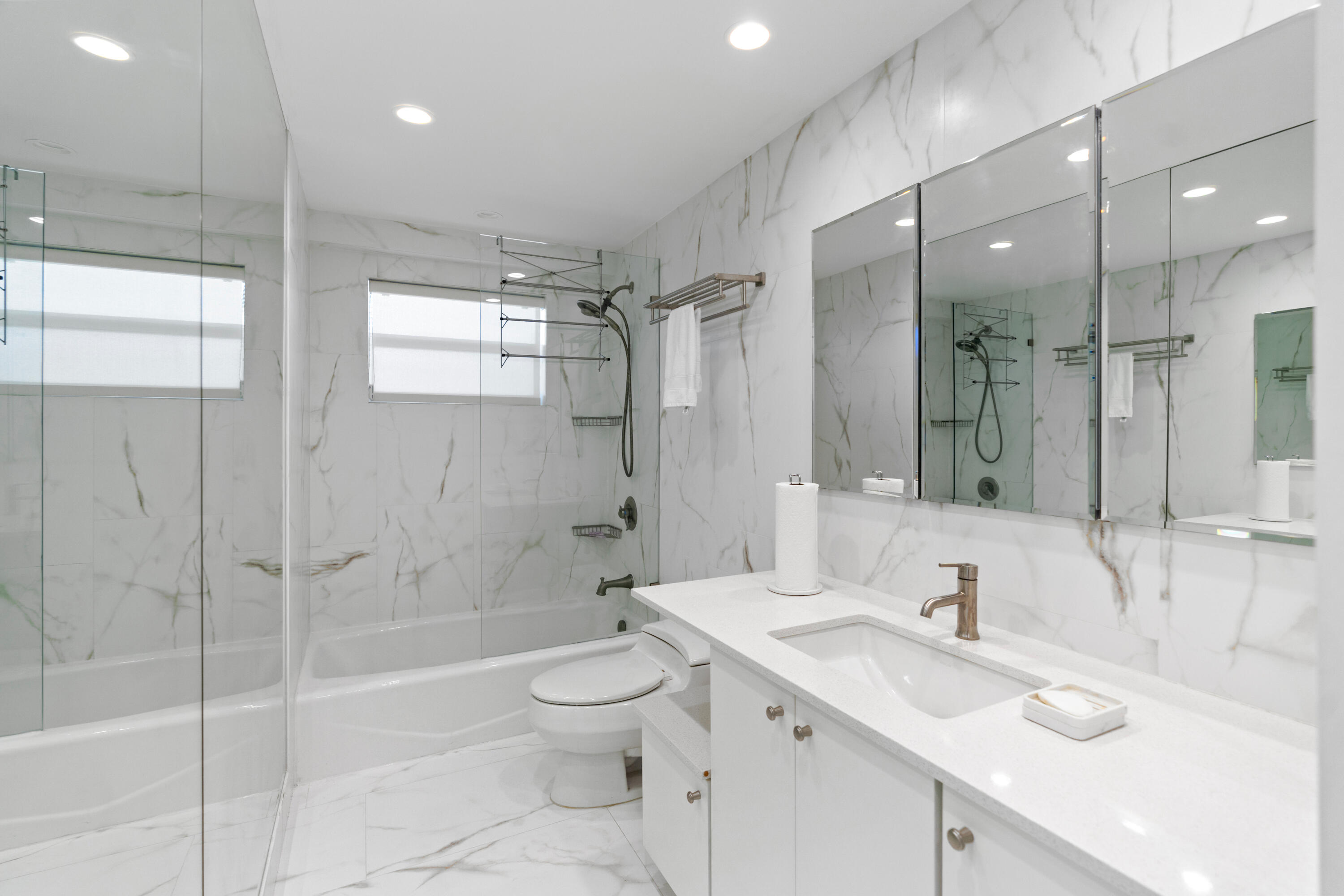 121 Golden Isles #Ph1, Hallandale Beach FL 33009
