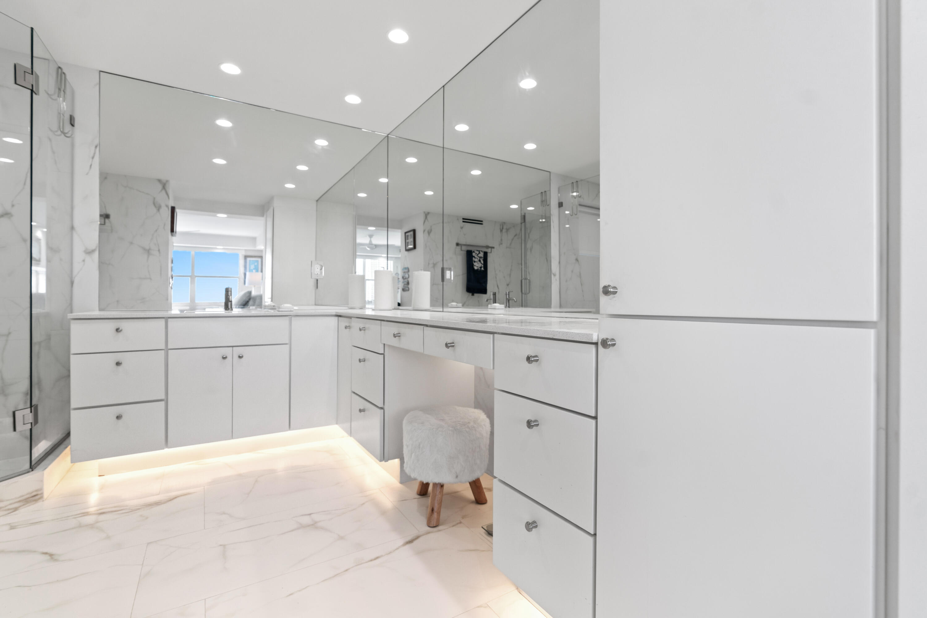 121 Golden Isles #Ph1, Hallandale Beach FL 33009