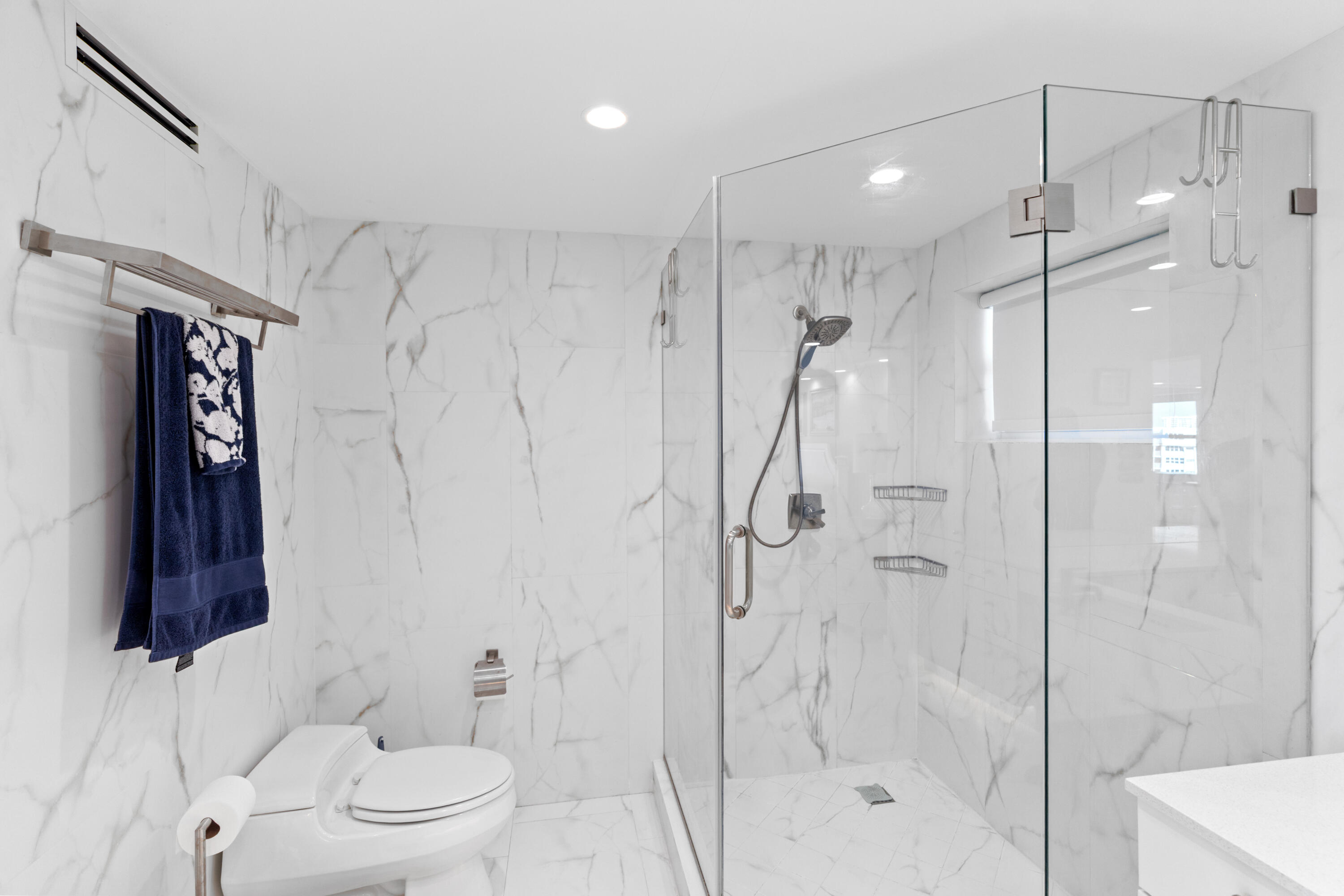 121 Golden Isles #Ph1, Hallandale Beach FL 33009