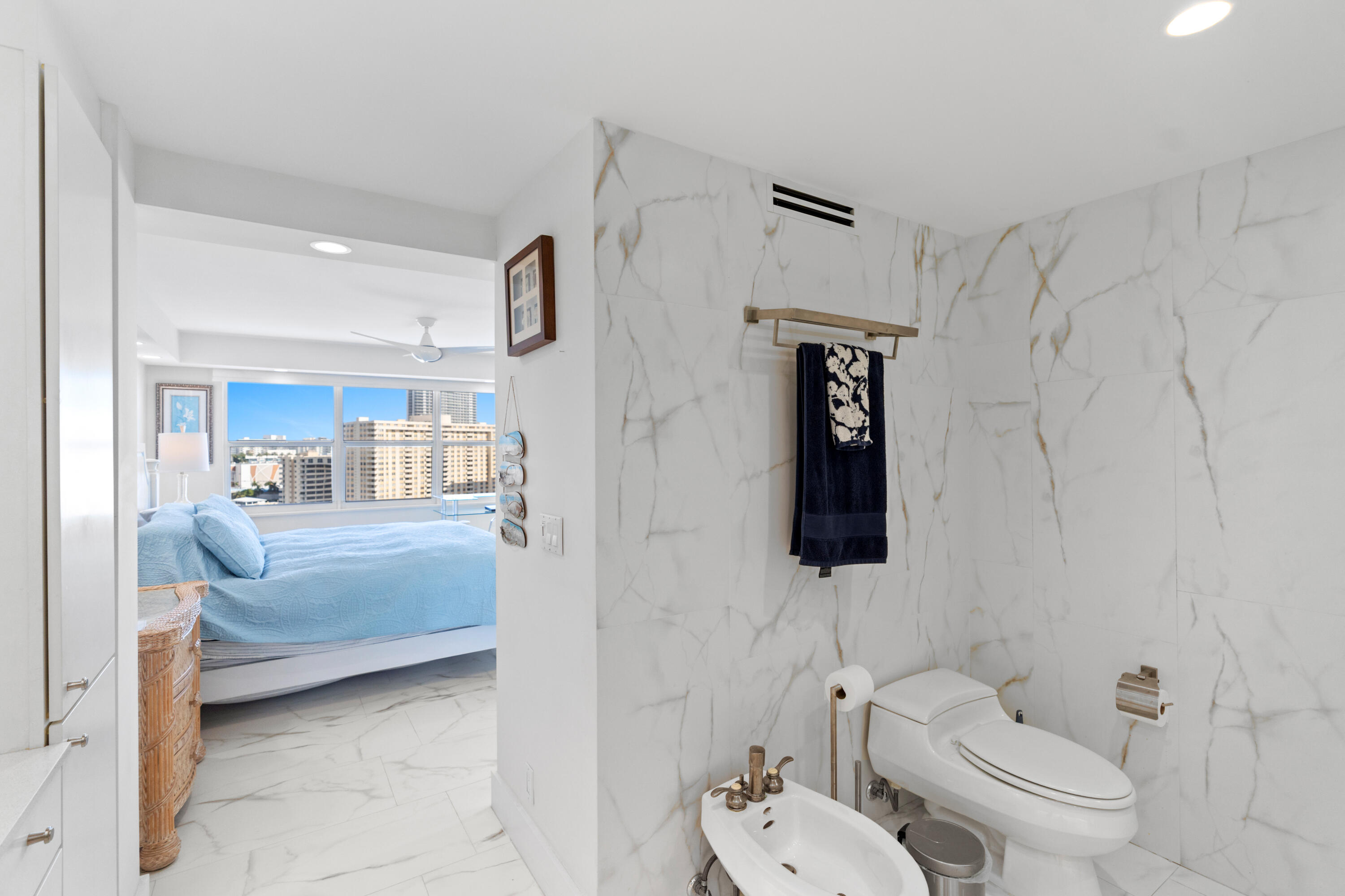 121 Golden Isles #Ph1, Hallandale Beach FL 33009